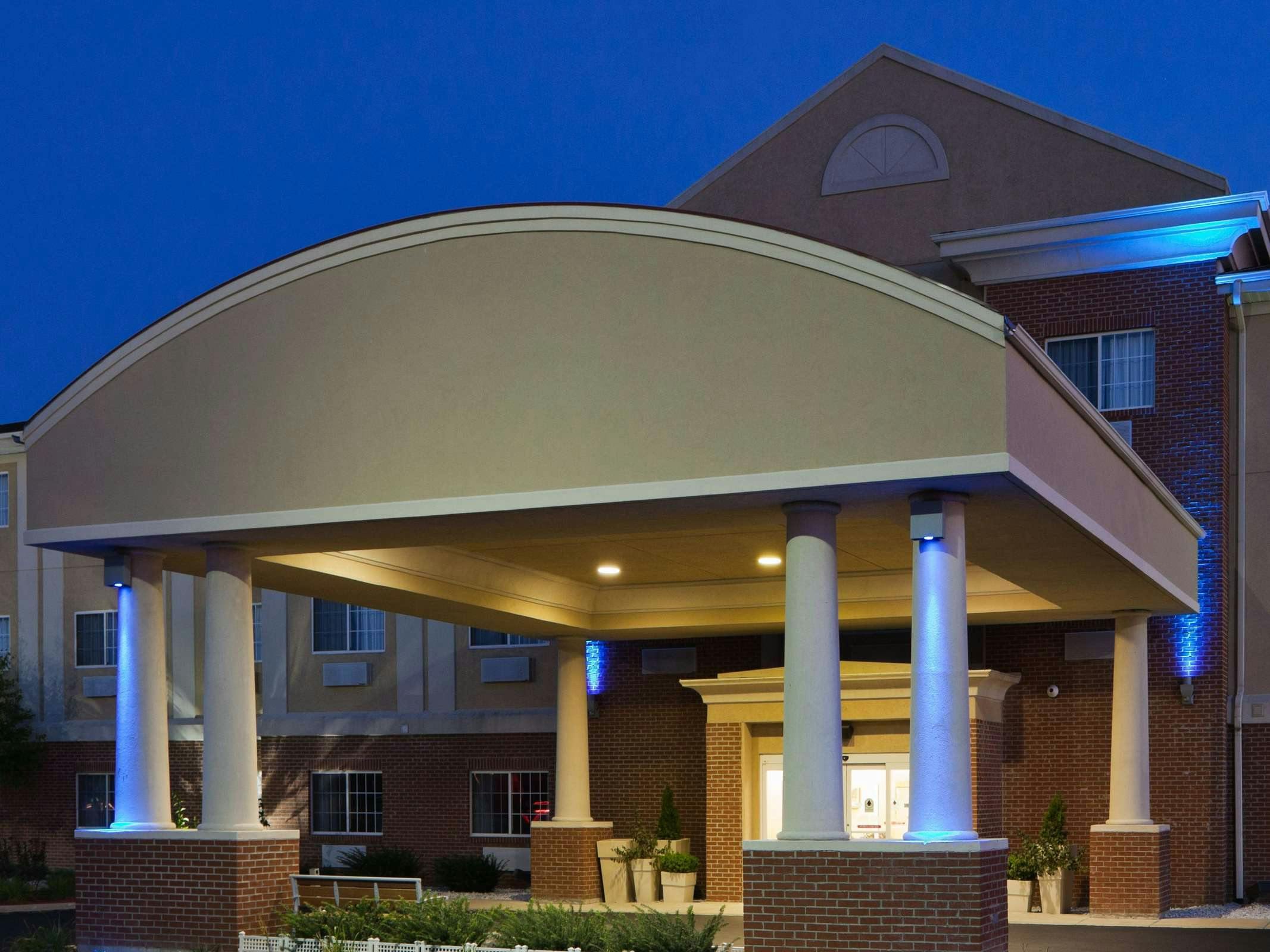Holiday Inn Express Hotel & Suites Defiance