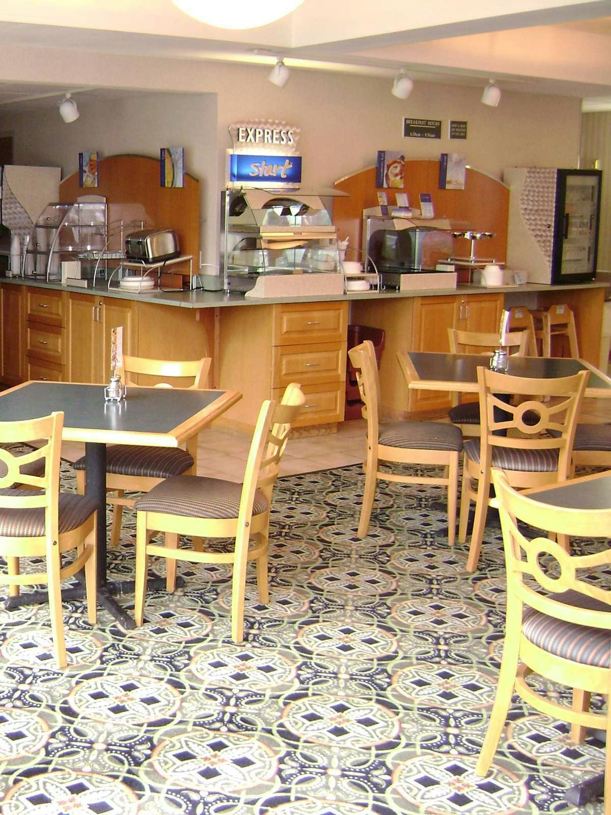 Hotel Holiday Inn Express Hotel & Suites Delafield photo 1