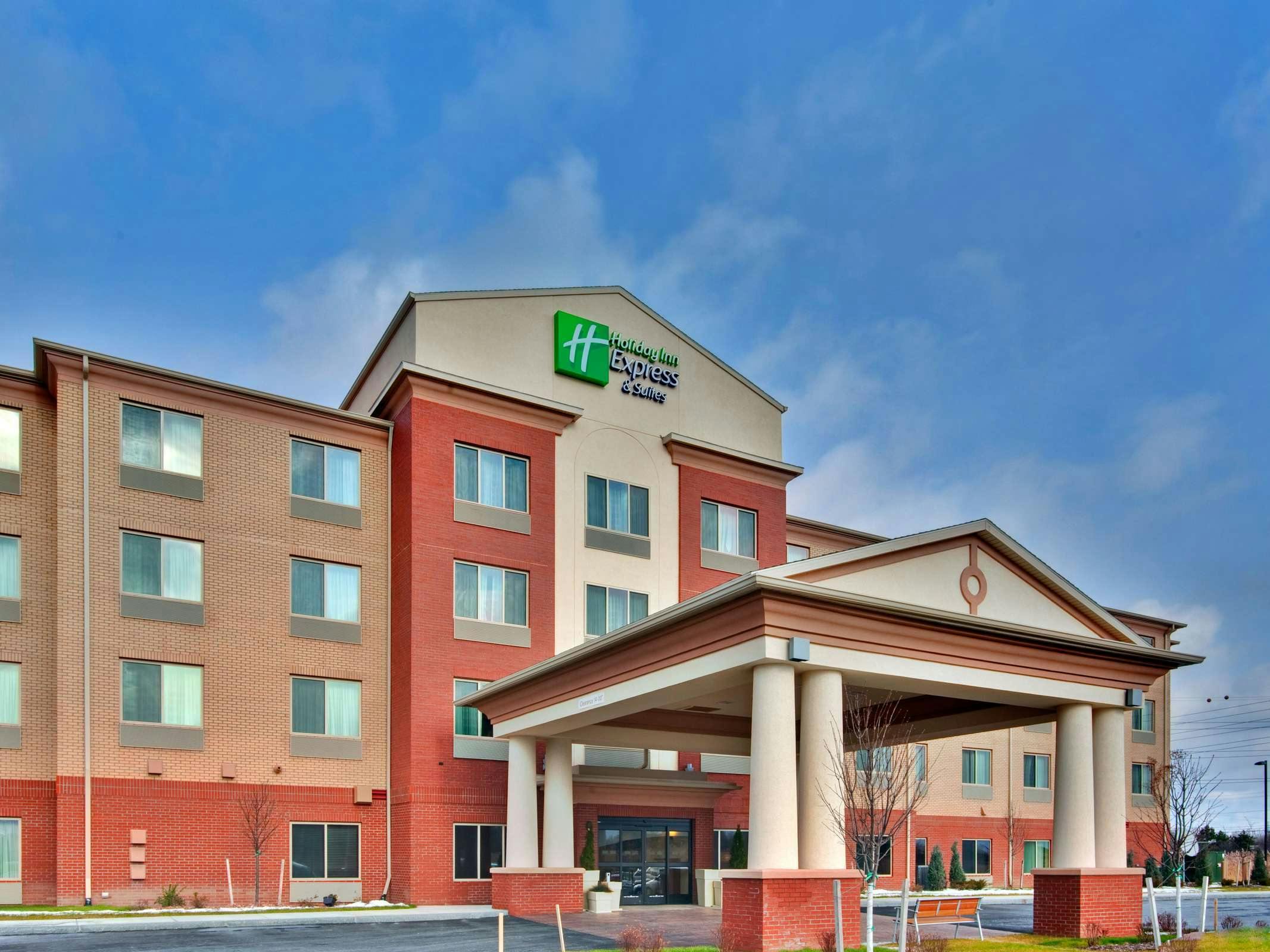 Holiday Inn Express Hotel & Suites Dewitt