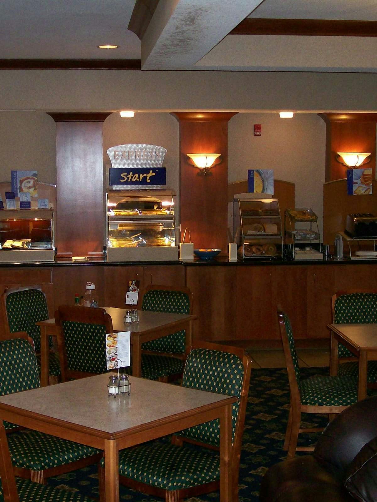 Hotel Holiday Inn Express Hotel & Suites Dickinson photo 4