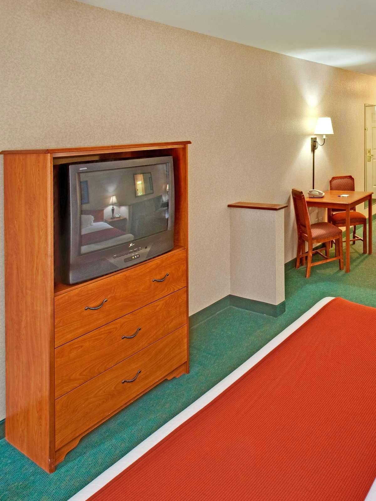 Hotel Holiday Inn Express Hotel & Suites Dickinson photo 2