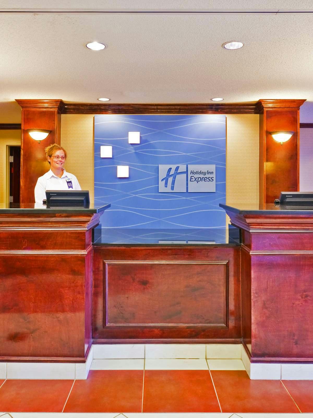 Hotel Holiday Inn Express Hotel & Suites Dickson photo 4