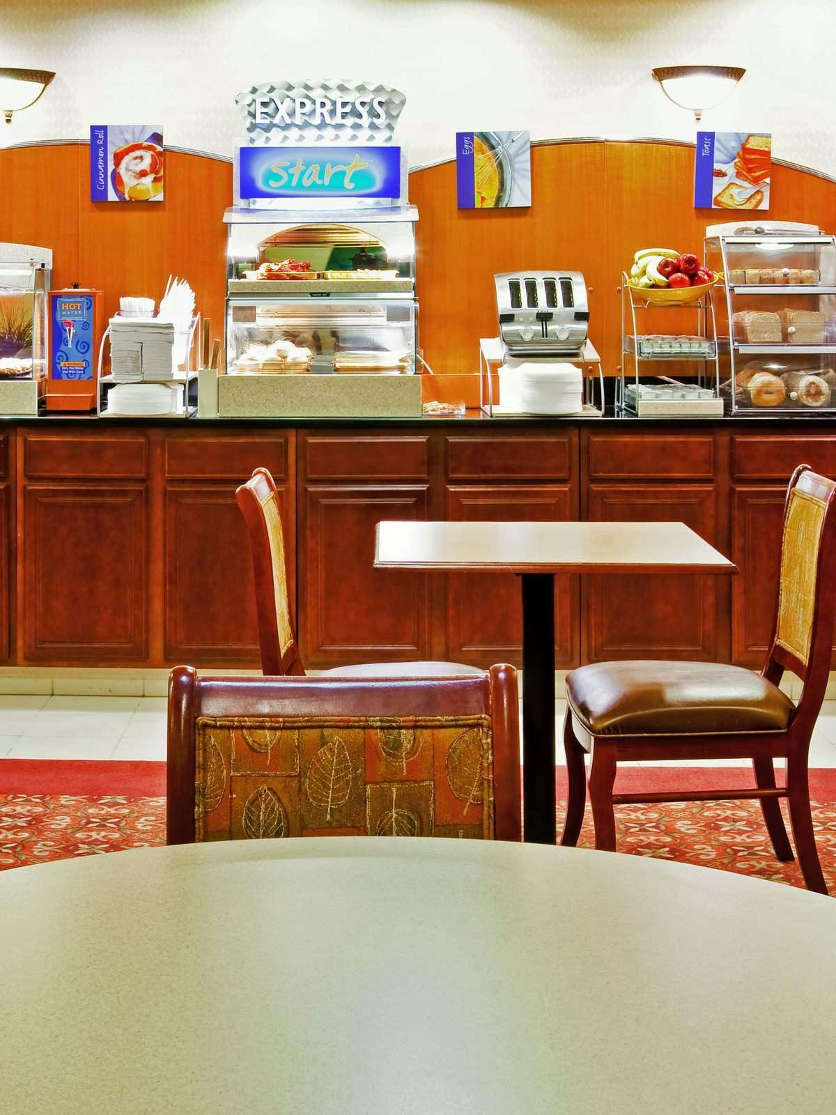 Hotel Holiday Inn Express Hotel & Suites Dickson photo 5