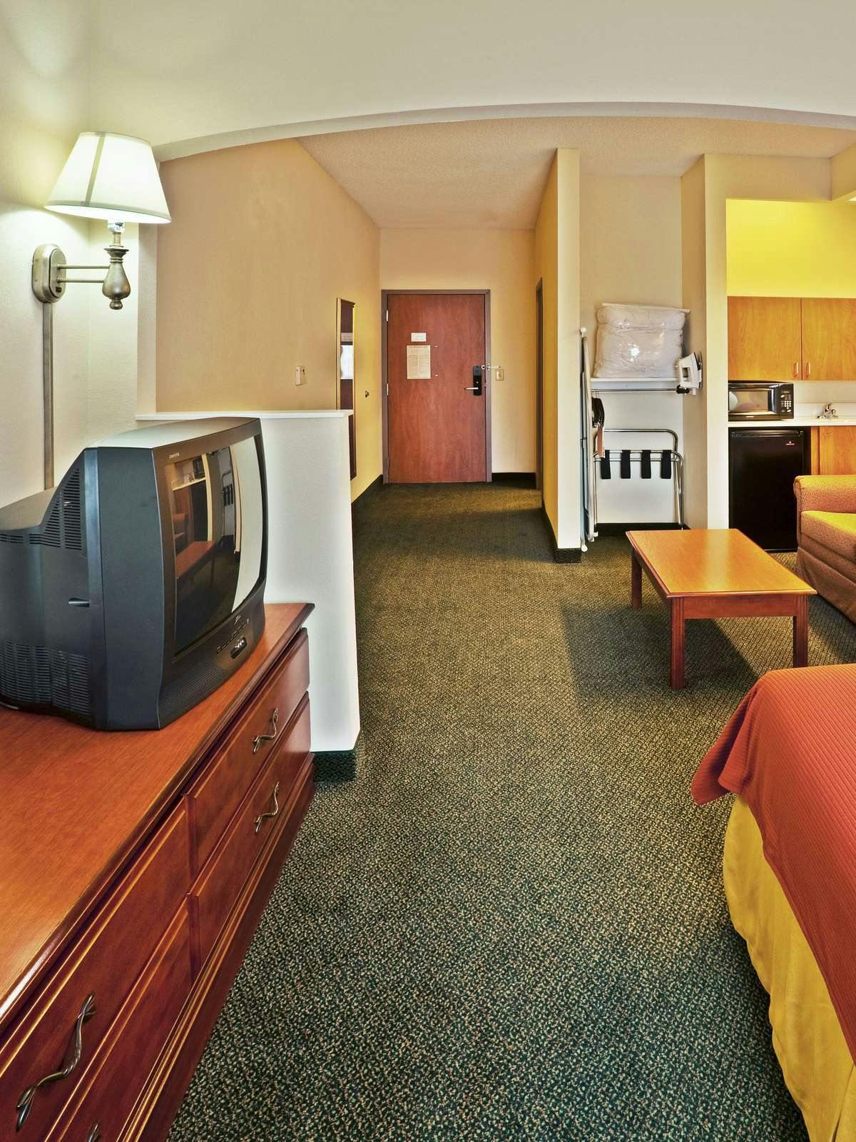 Hotel Holiday Inn Express Hotel & Suites Edmond photo 2