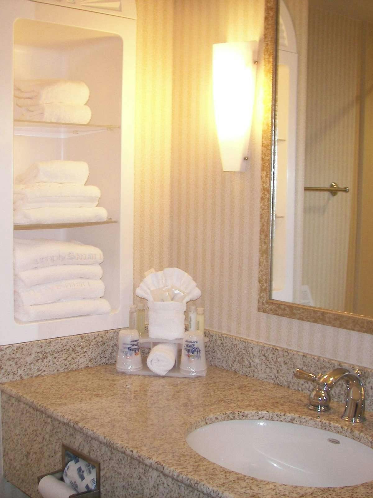 Hotel Holiday Inn Express Hotel & Suites Drums photo 3