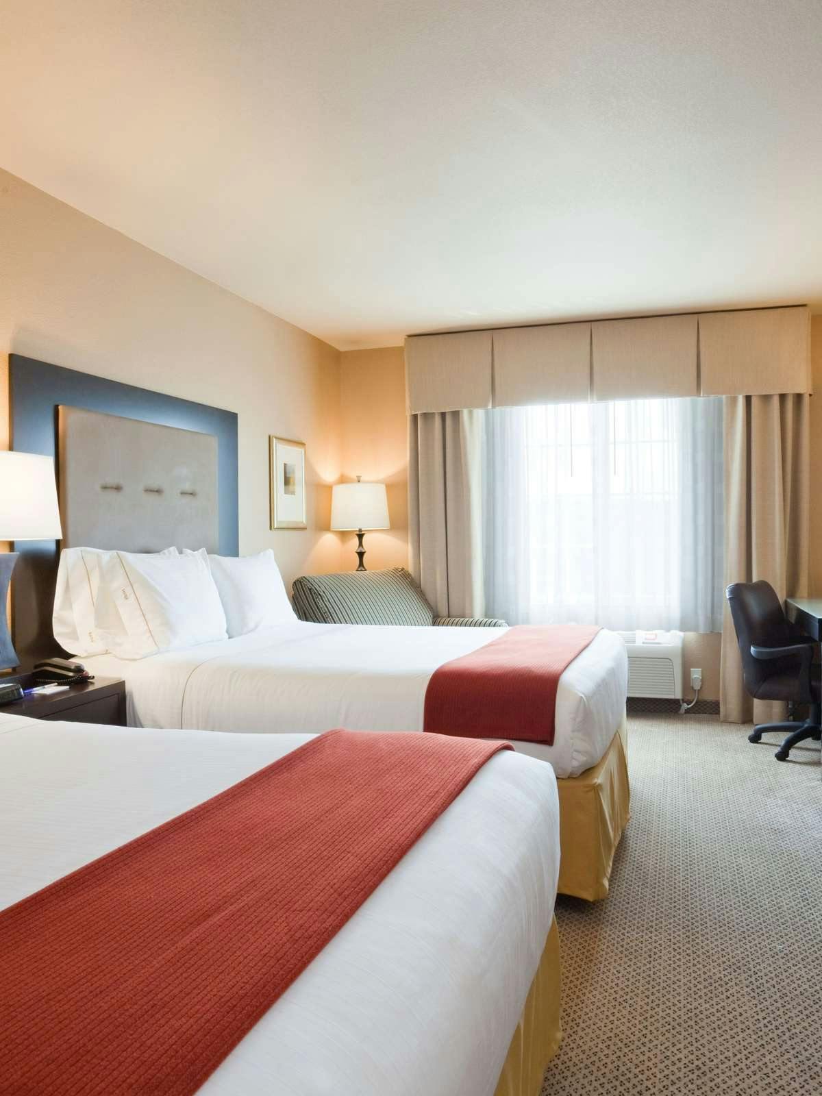 Hotel Holiday Inn Express Hotel & Suites Eau Claire North photo 1