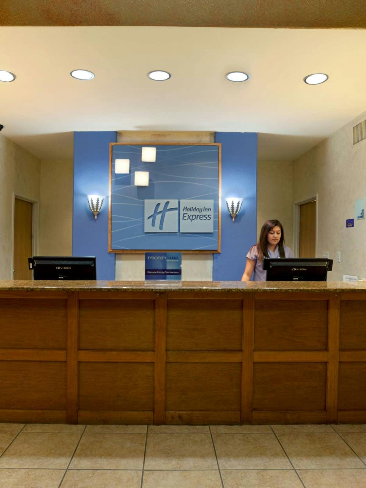 Hotel Holiday Inn Express Hotel & Suites Elgin photo 4