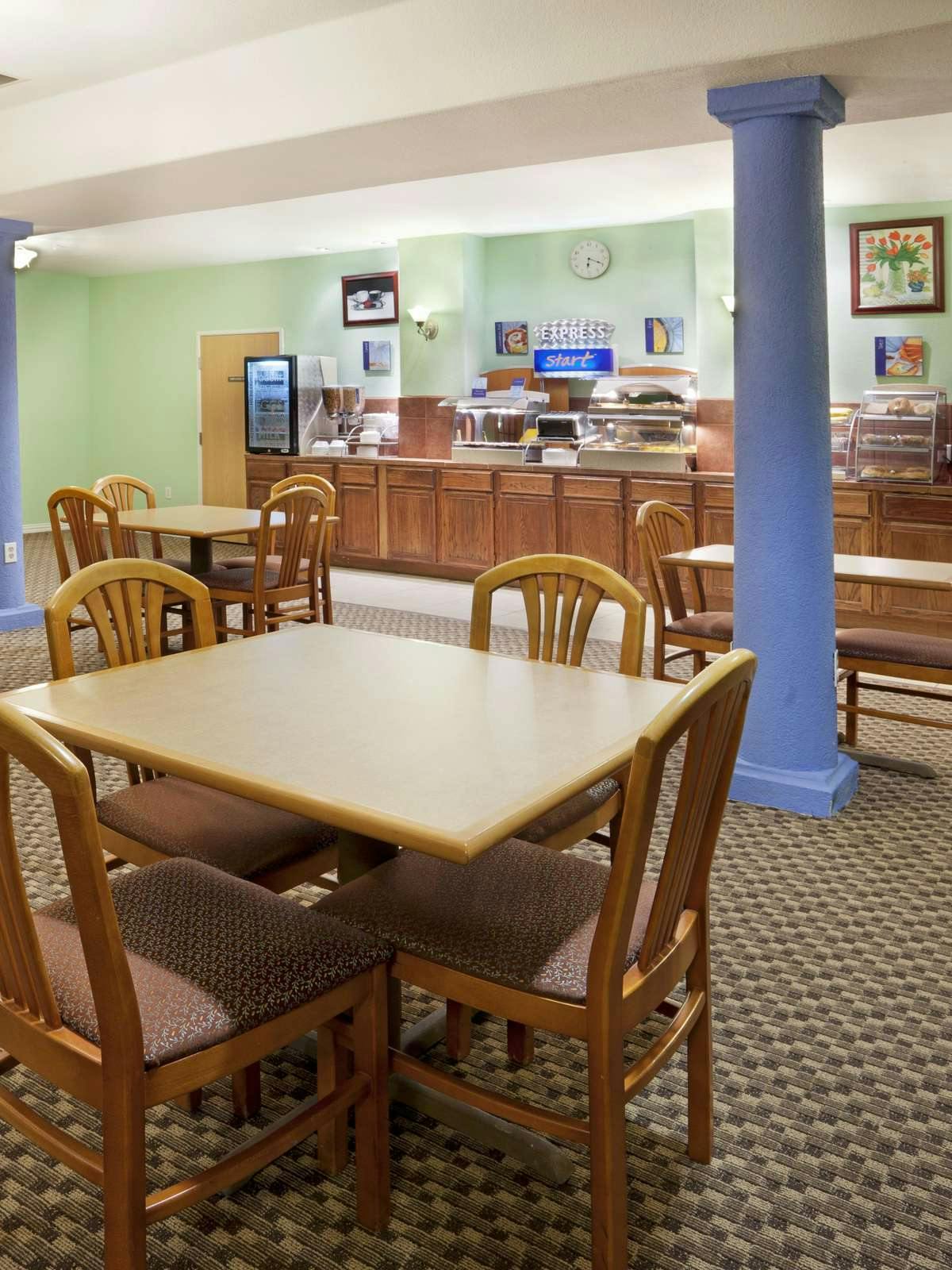 Hotel Holiday Inn Express Hotel & Suites Elgin photo 5