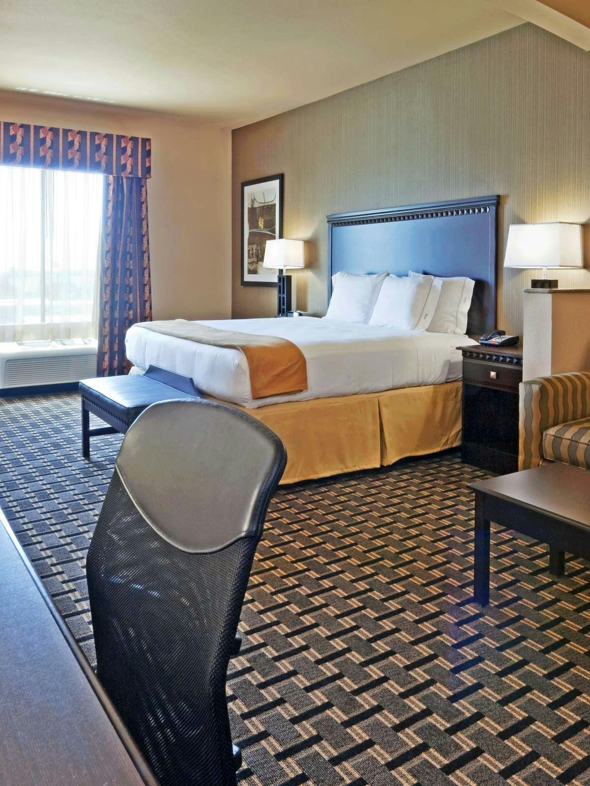 Hotel Holiday Inn Express Hotel & Suites Ennis photo 1