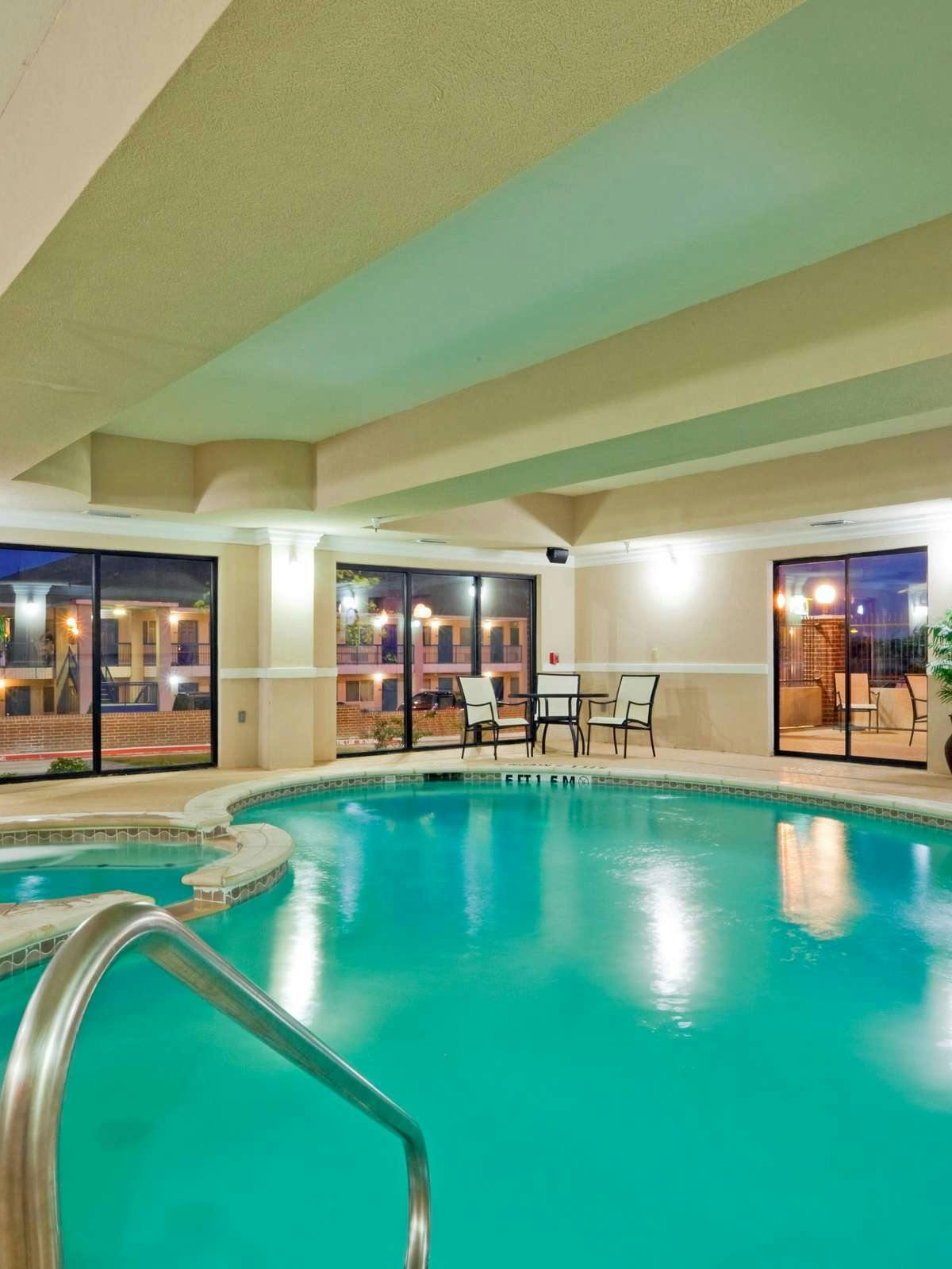 Hotel Holiday Inn Express Hotel & Suites Ennis photo 5