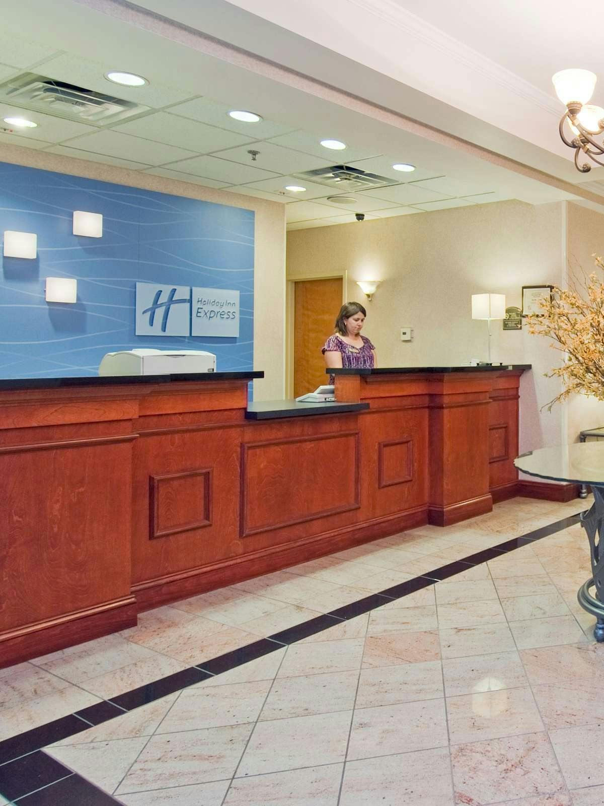 Hotel Holiday Inn Express Hotel & Suites Emporia photo 4