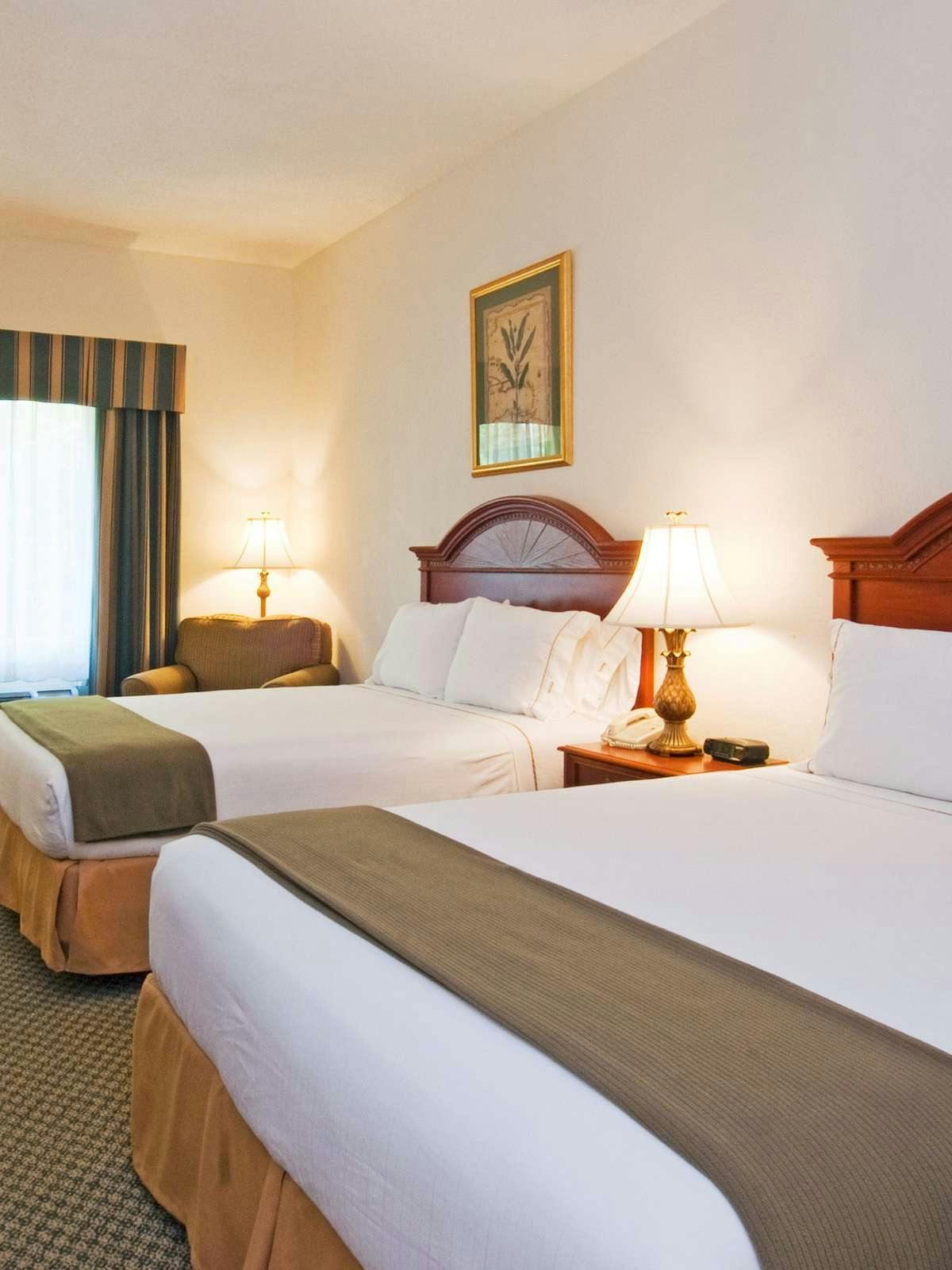 Hotel Holiday Inn Express Hotel & Suites Emporia photo 1