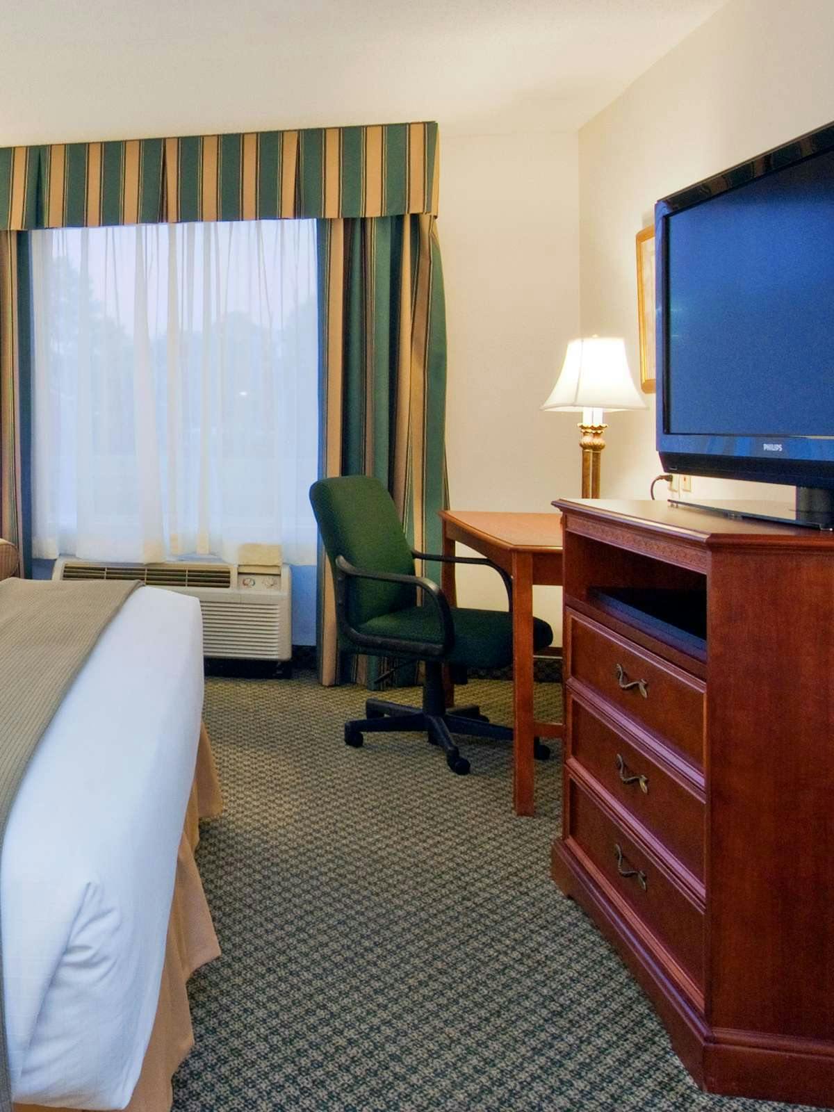 Hotel Holiday Inn Express Hotel & Suites Emporia photo 2
