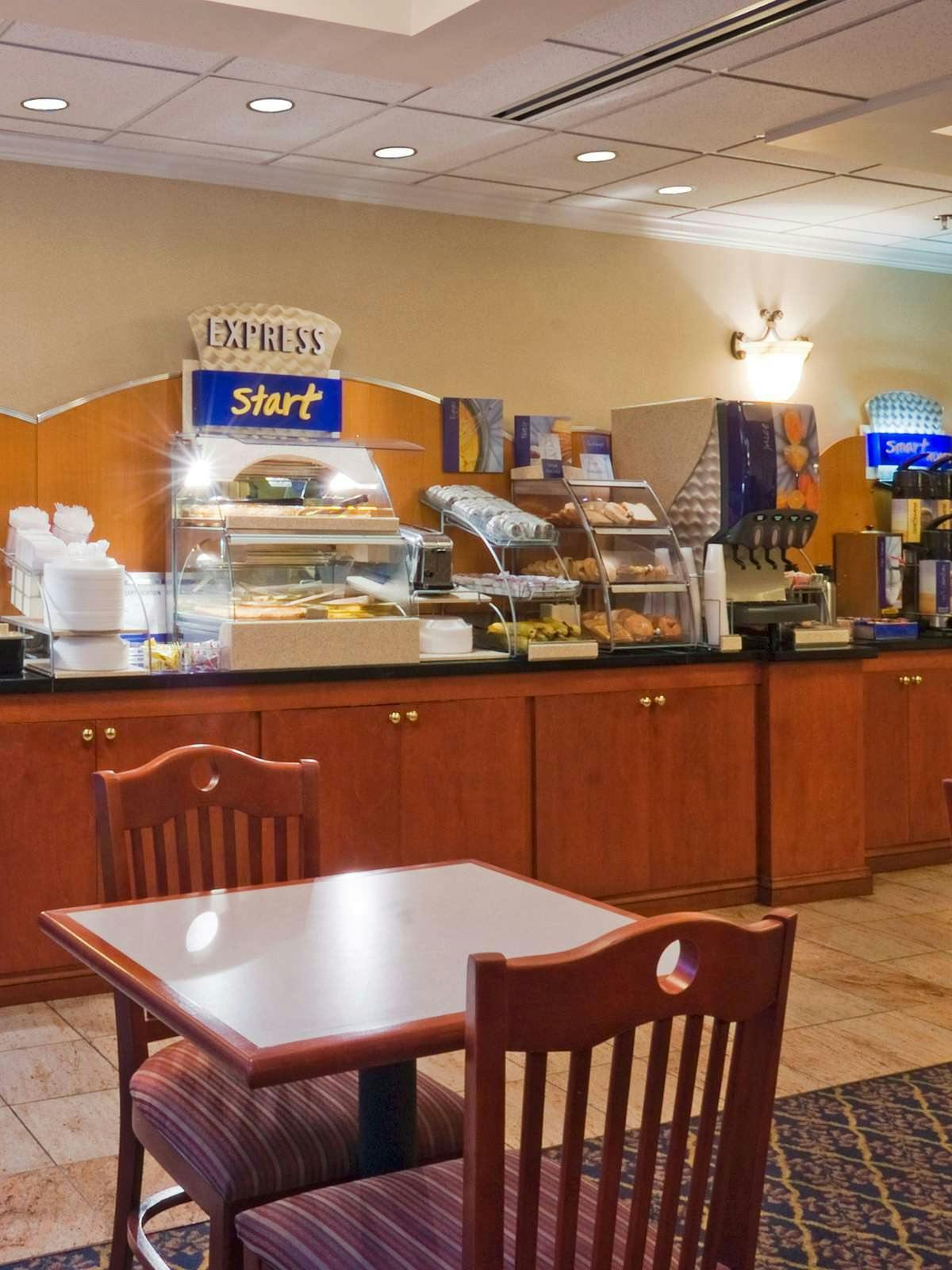 Hotel Holiday Inn Express Hotel & Suites Emporia photo 5