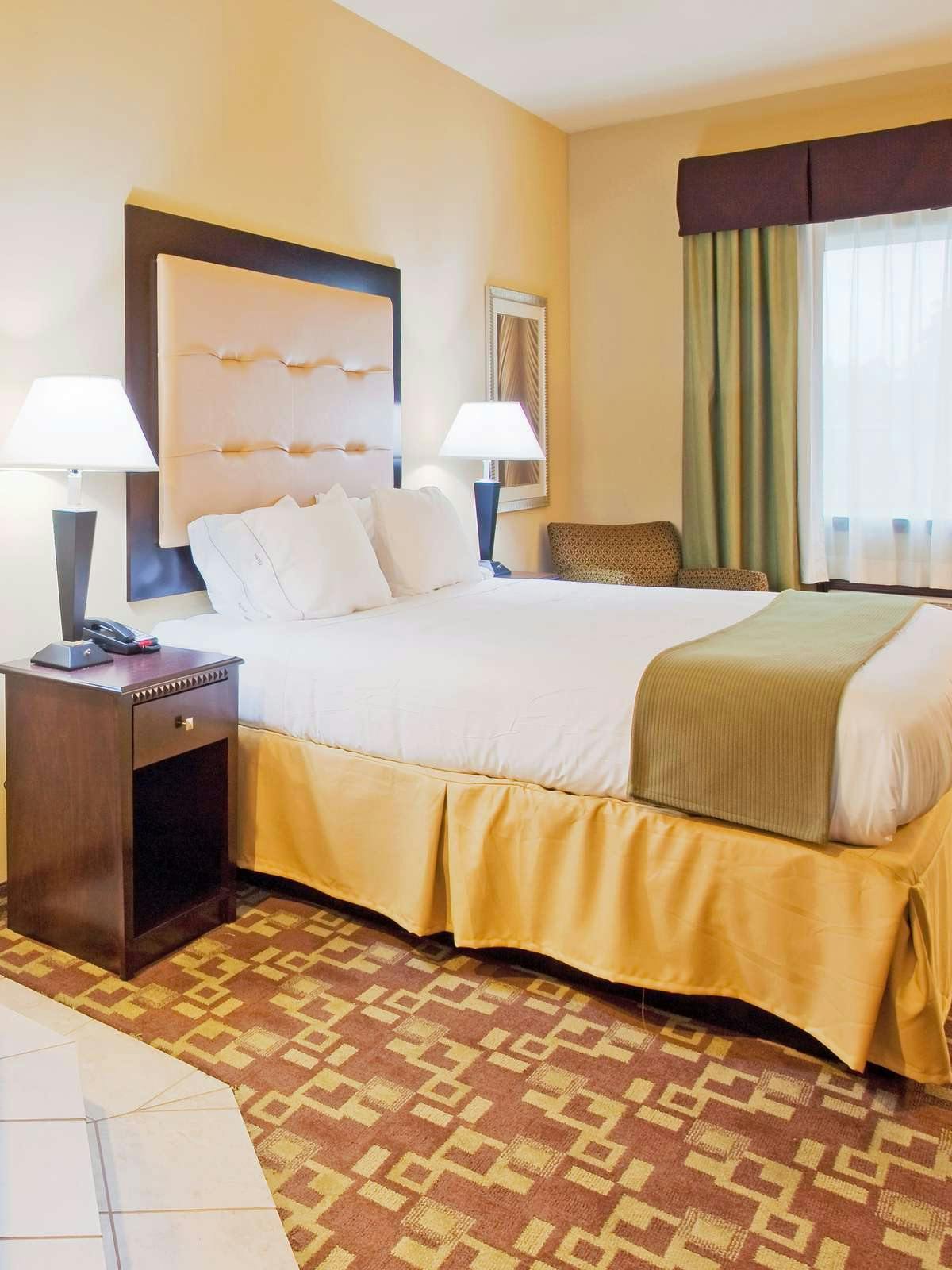 Hotel Holiday Inn Express Hotel & Suites Foley photo 1