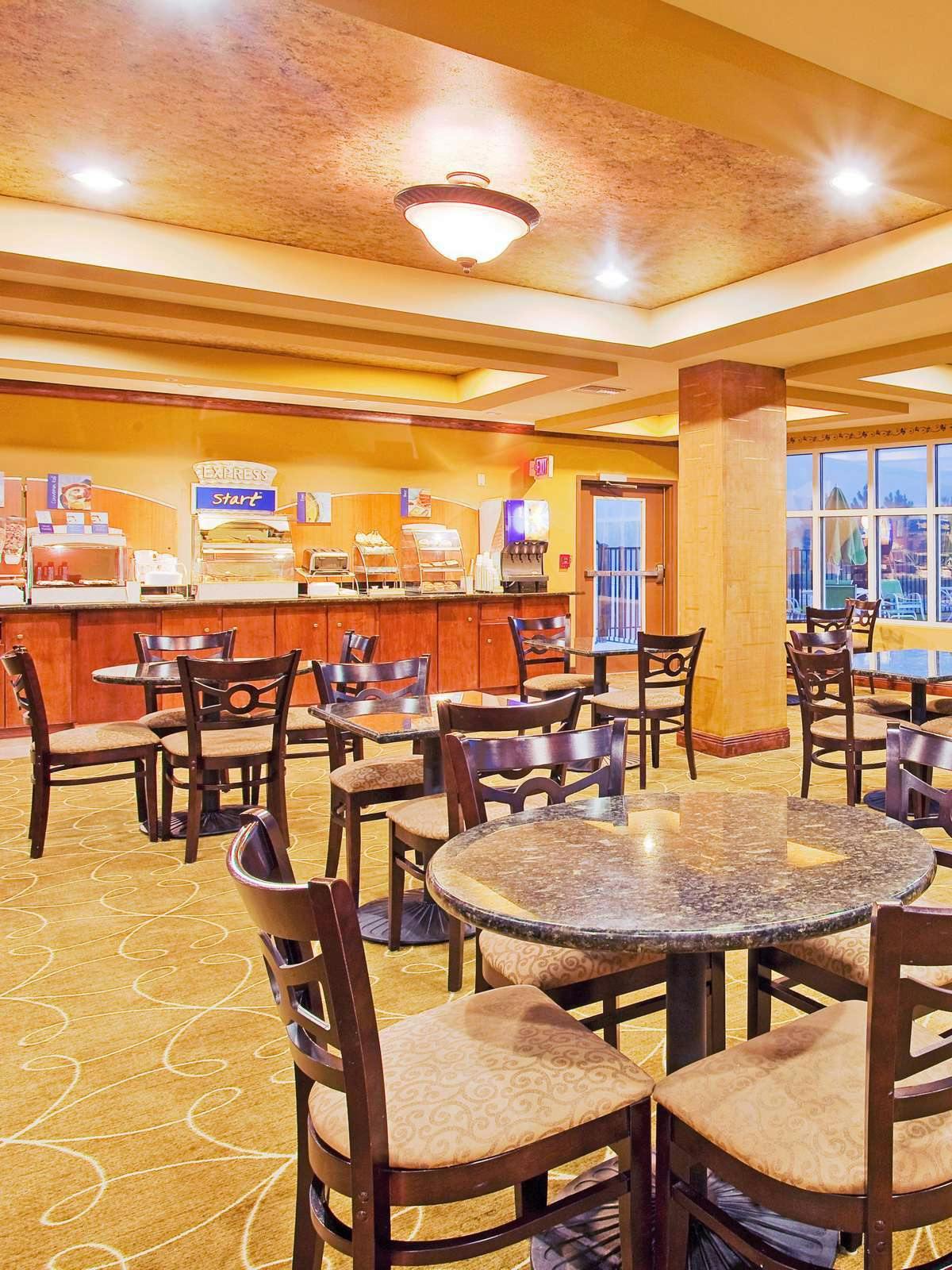 Hotel Holiday Inn Express Hotel & Suites Foley photo 4