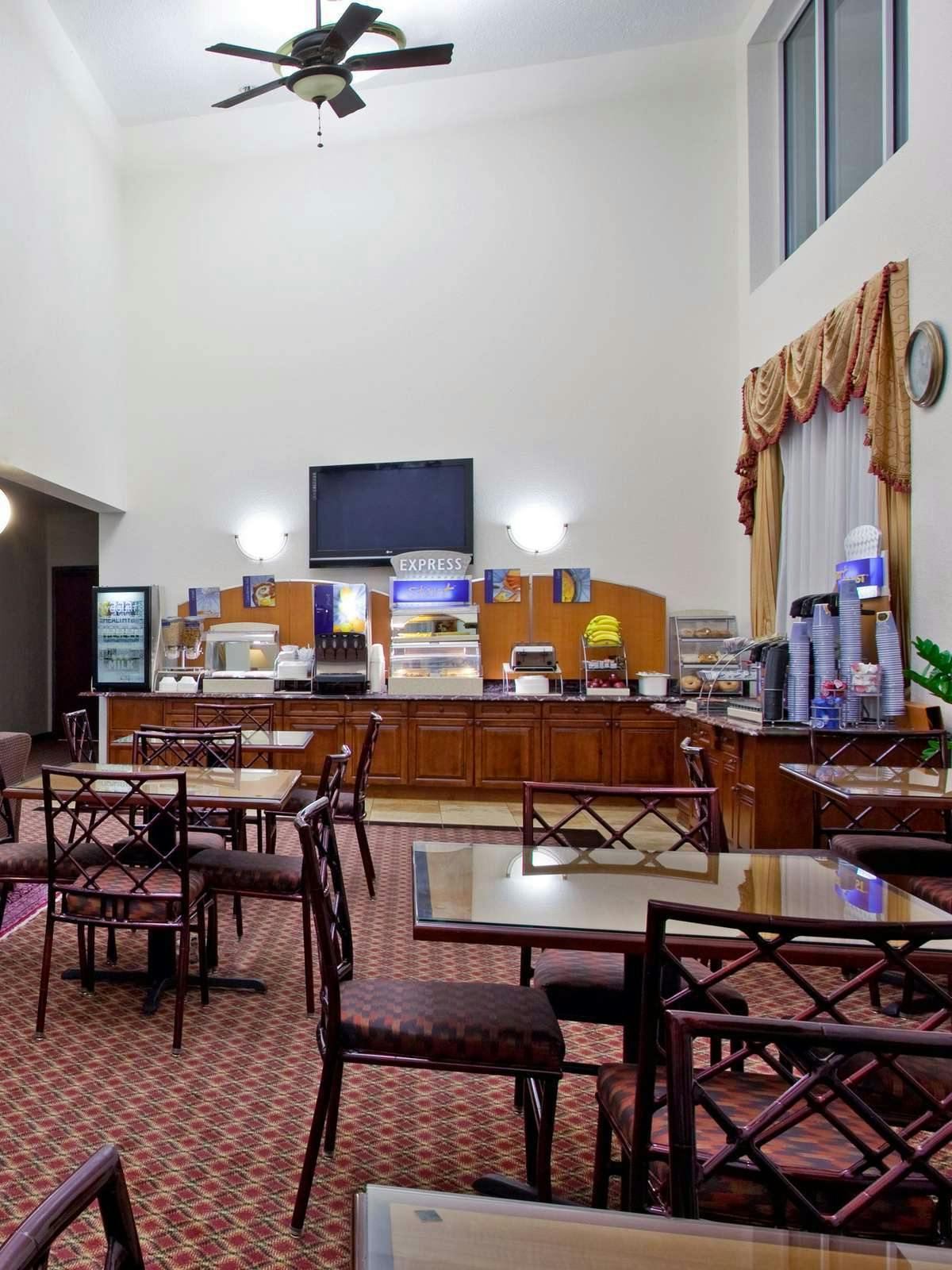 Hotel Holiday Inn Express Hotel & Suites Farmington Hills photo 4