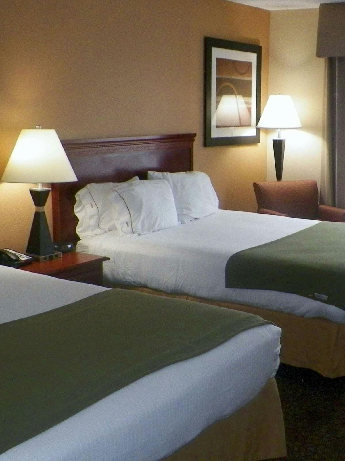 Hotel Holiday Inn Express Hotel & Suites Forest photo 1