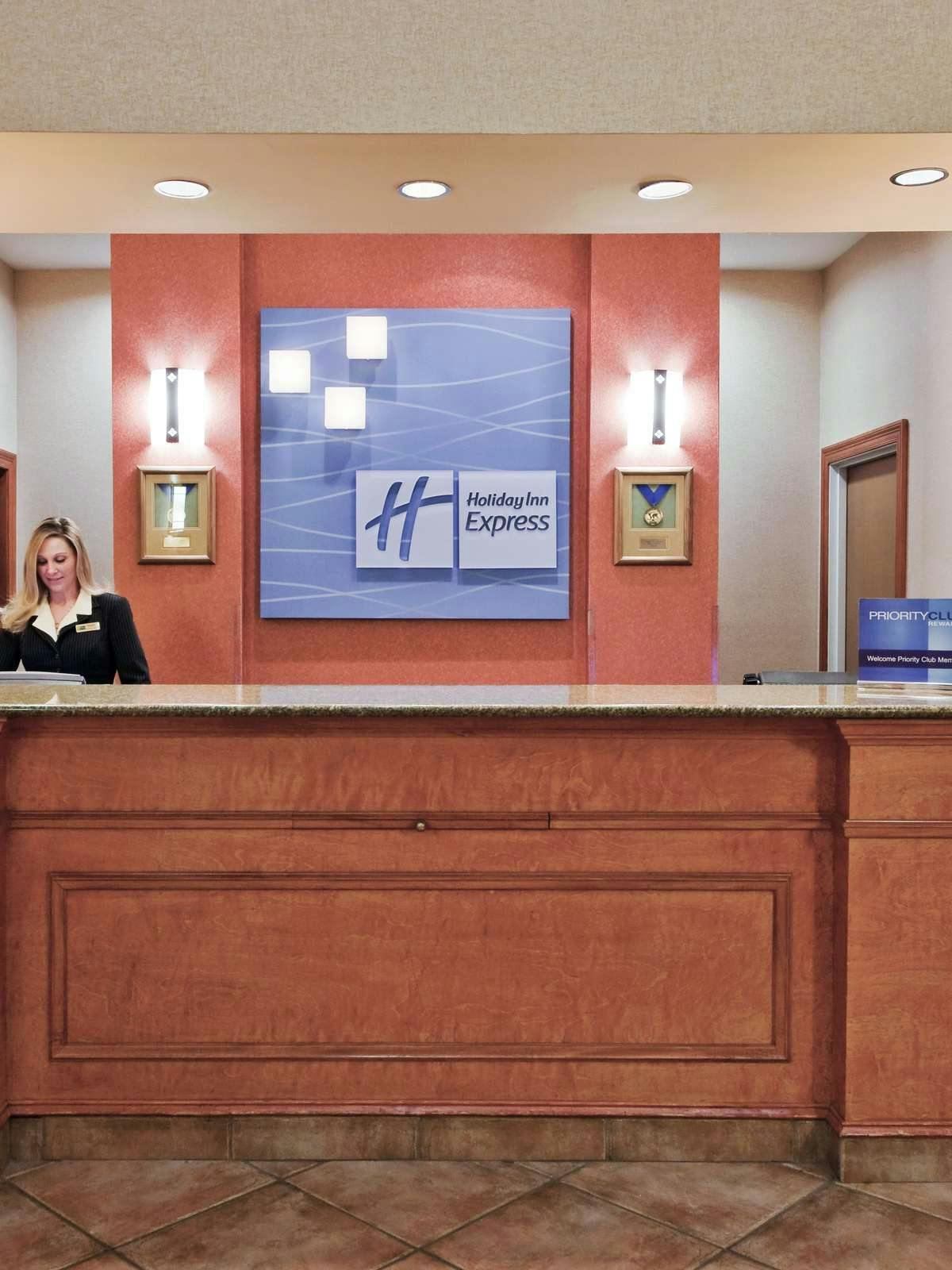 Hotel Holiday Inn Express Hotel & Suites Forest photo 2