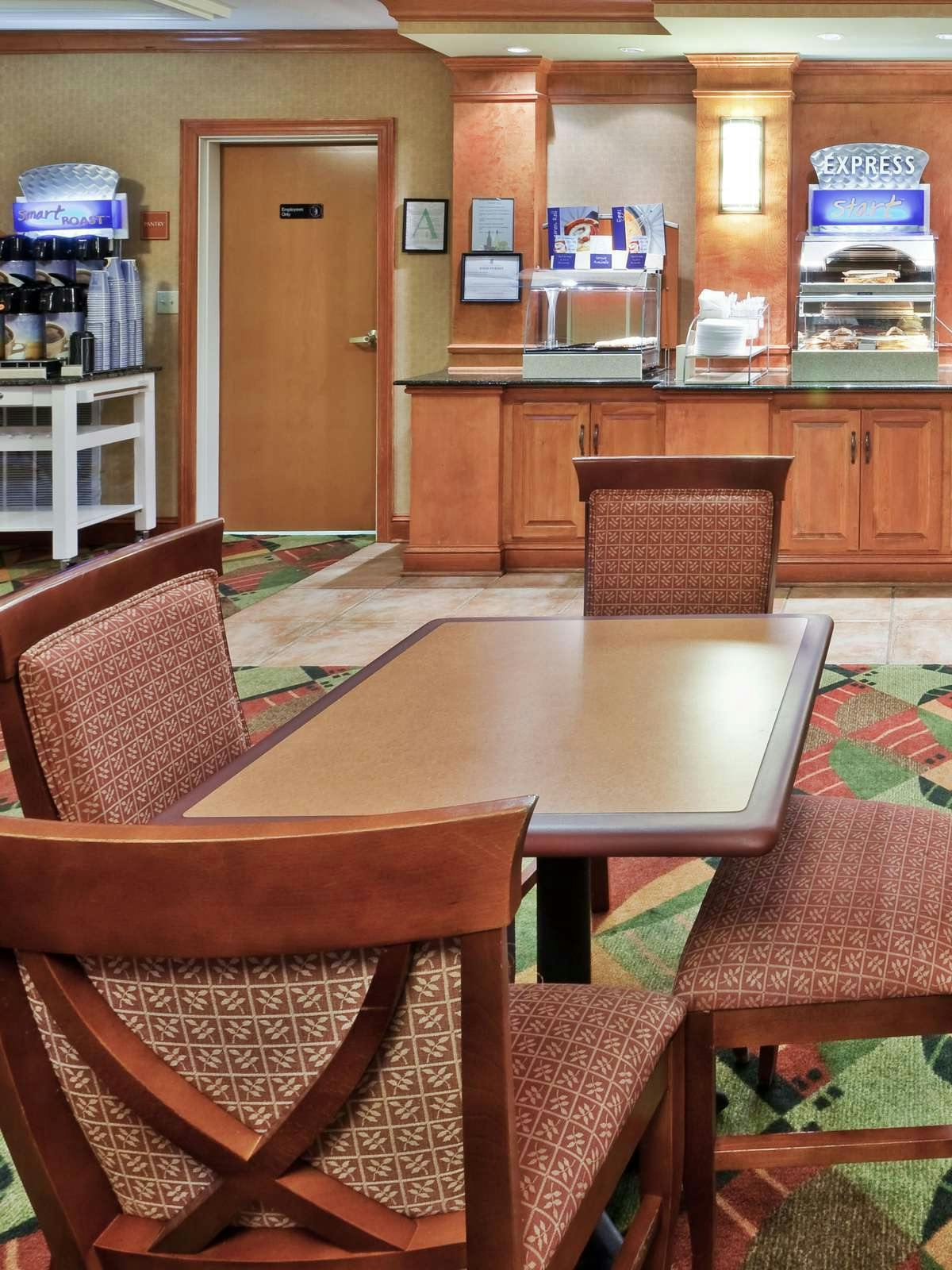 Hotel Holiday Inn Express Hotel & Suites Forest photo 3