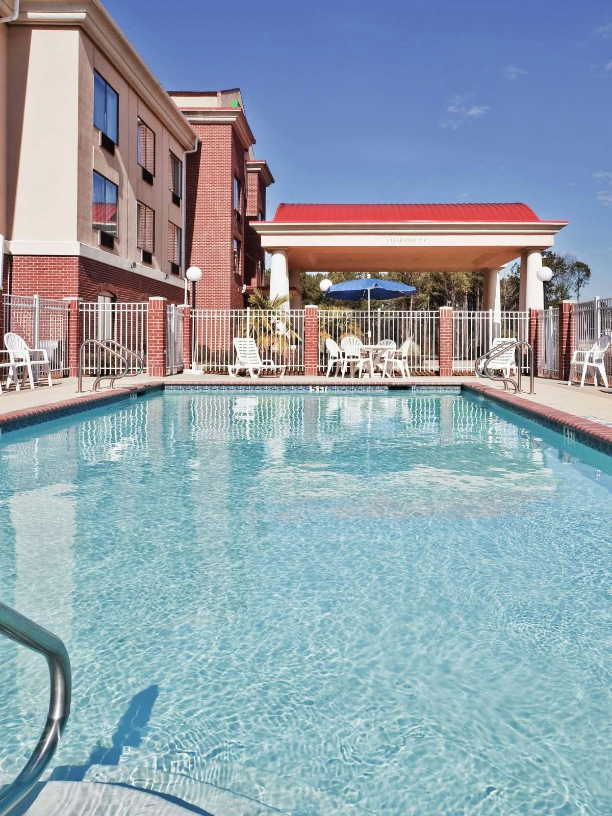 Hotel Holiday Inn Express Hotel & Suites Forest photo 4