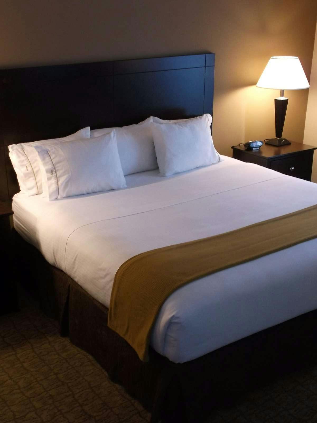 Hotel Holiday Inn Express Hotel & Suites Fairmont photo 1