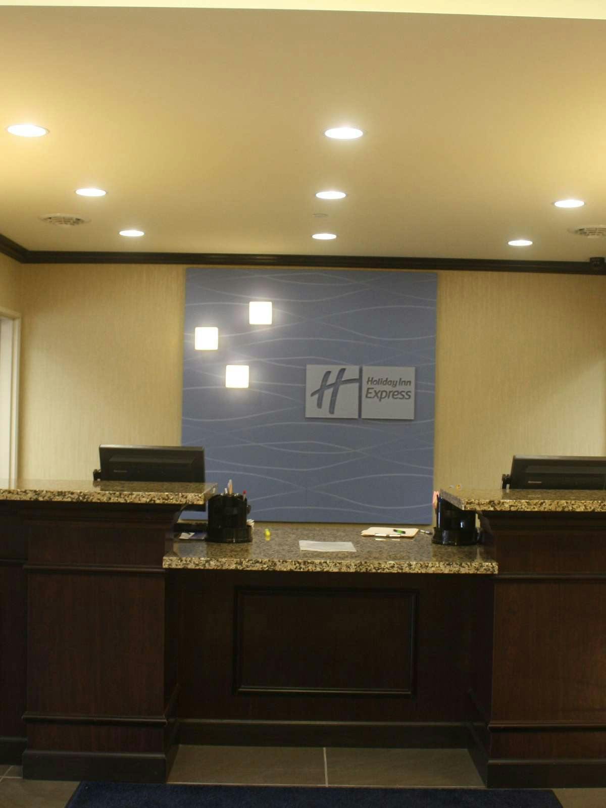 Hotel Holiday Inn Express Hotel & Suites Fairmont photo 5