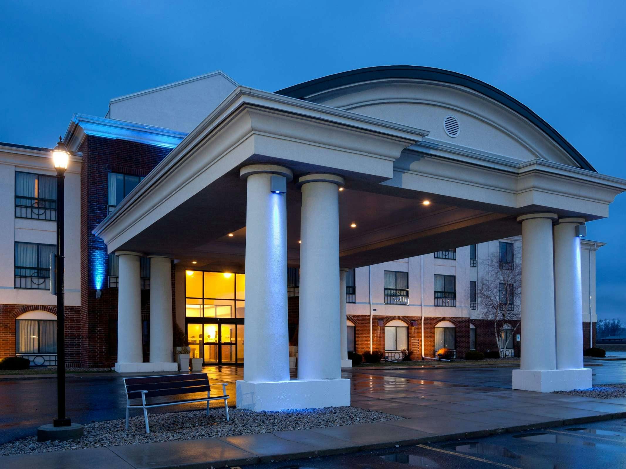 Holiday Inn Express Hotel & Suites Fort Atkinson