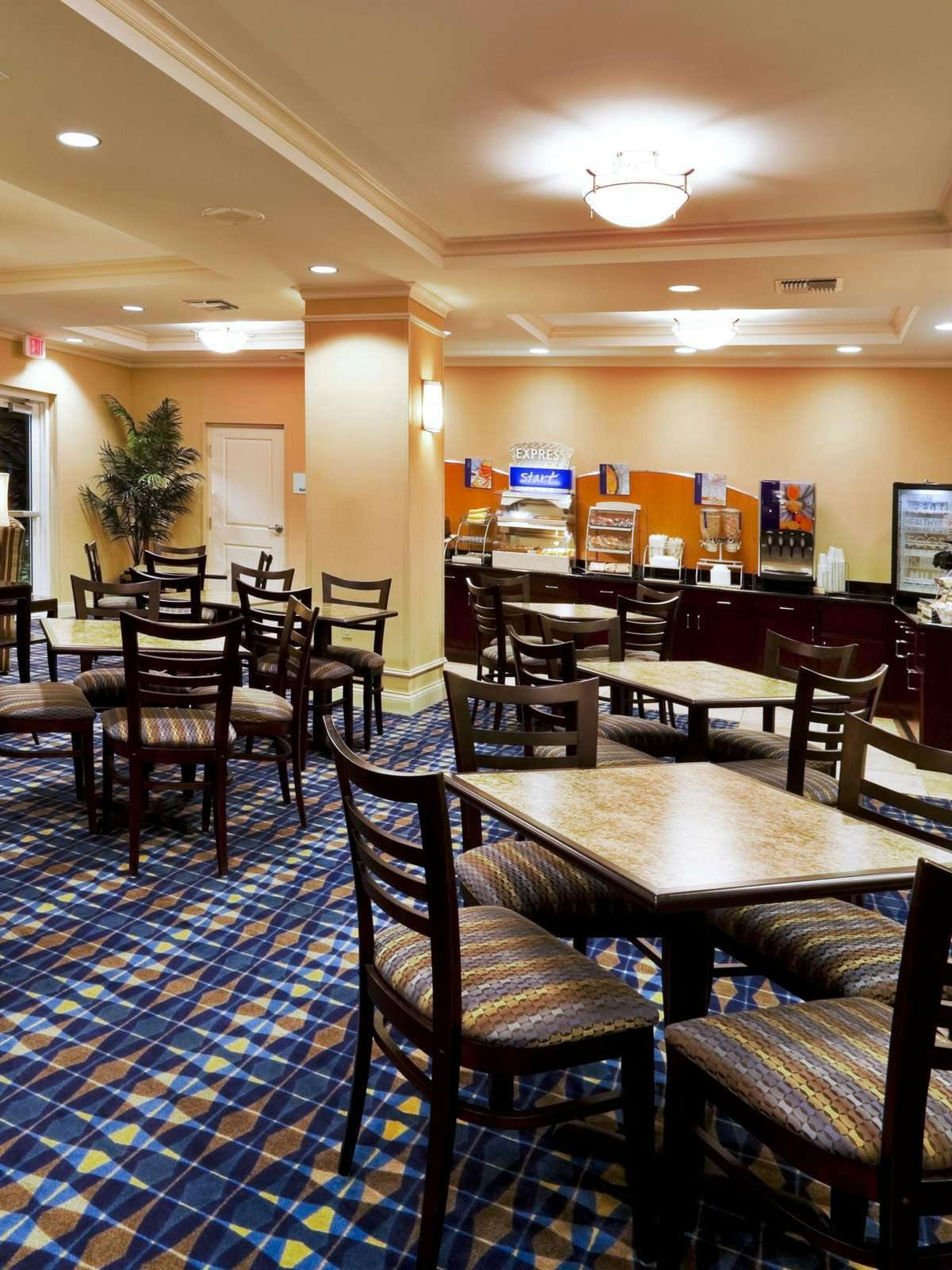 Hotel Holiday Inn Express Hotel & Suites Fort Pierce West photo 5