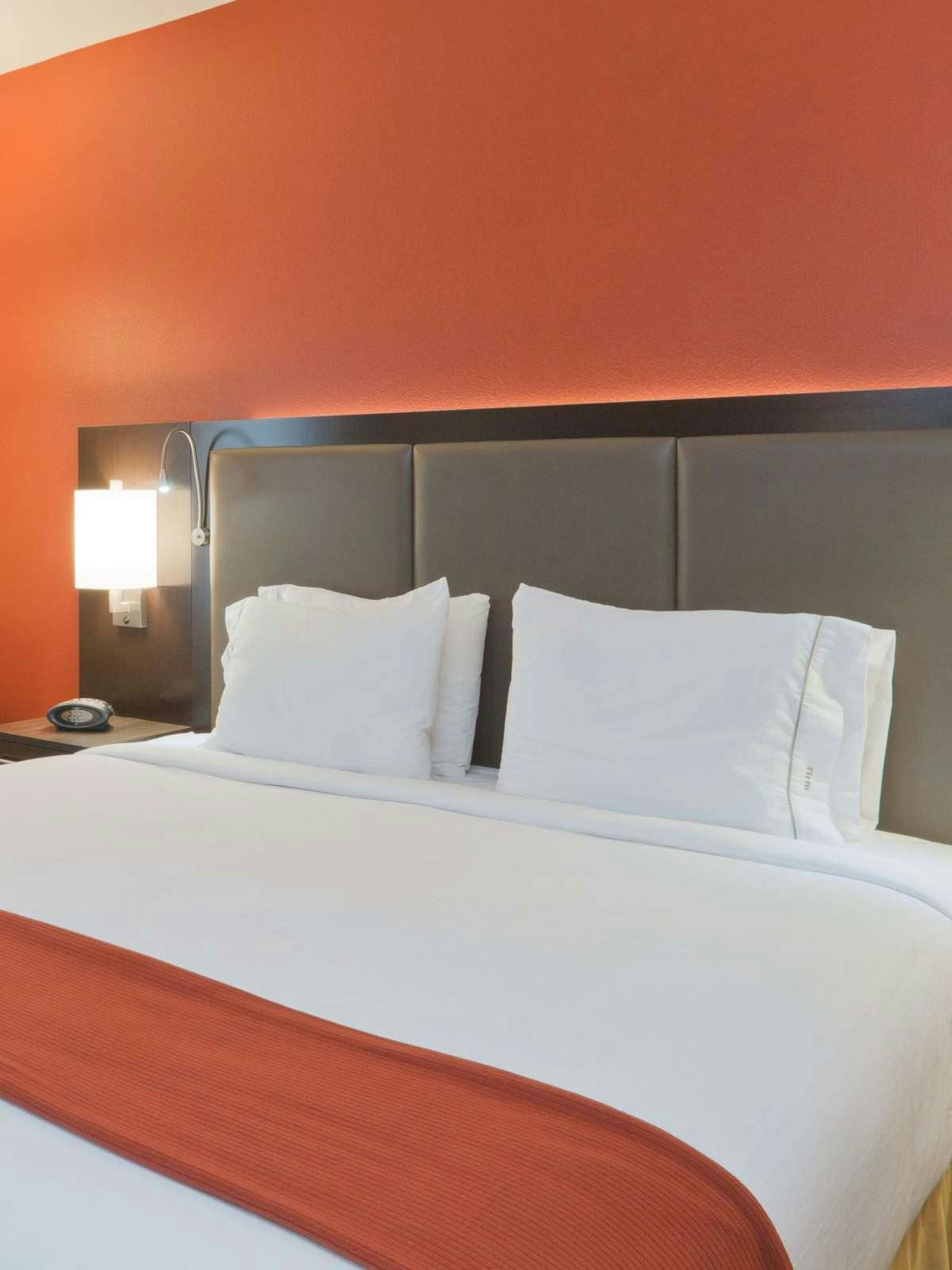 Hotel Holiday Inn Express Hotel & Suites Fulton photo 1