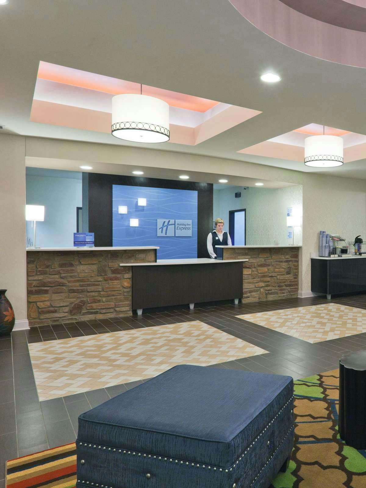 Hotel Holiday Inn Express Hotel & Suites Fulton photo 4