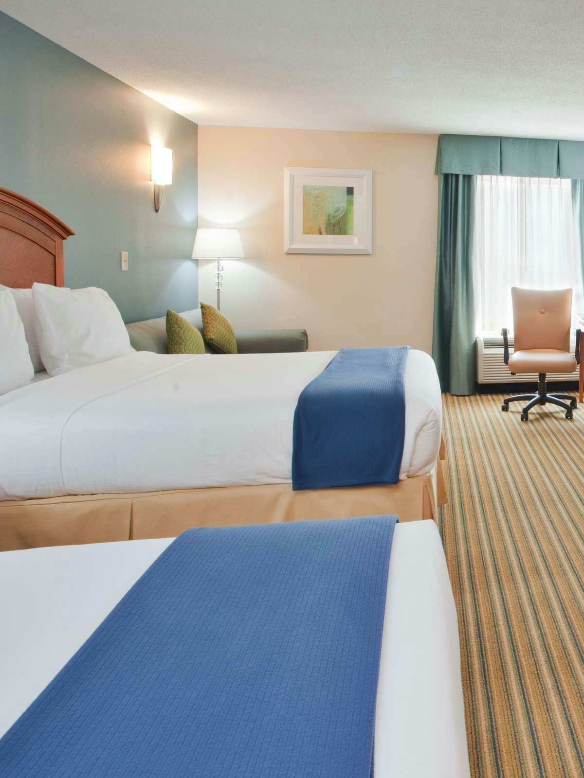 Hotel Holiday Inn Express Hotel & Suites Fredericksburg photo 1