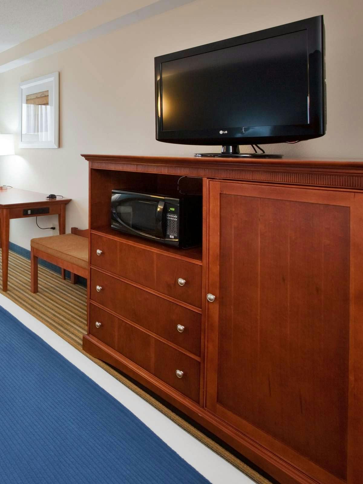 Hotel Holiday Inn Express Hotel & Suites Fredericksburg photo 2