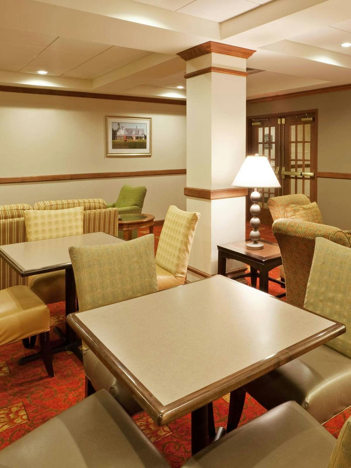 Hotel Holiday Inn Express Hotel & Suites Freeport photo 5