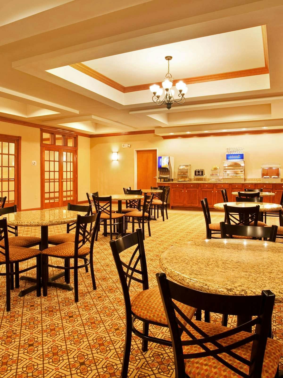 Hotel Holiday Inn Express Hotel & Suites Goshen photo 4