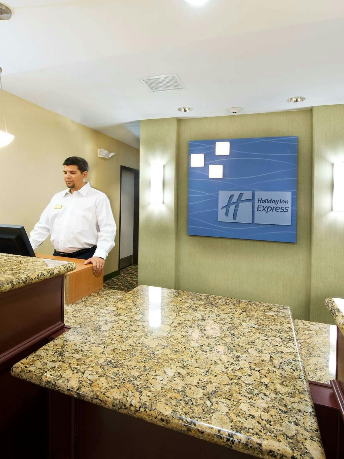 Hotel Holiday Inn Express Hotel & Suites Glendale photo 3