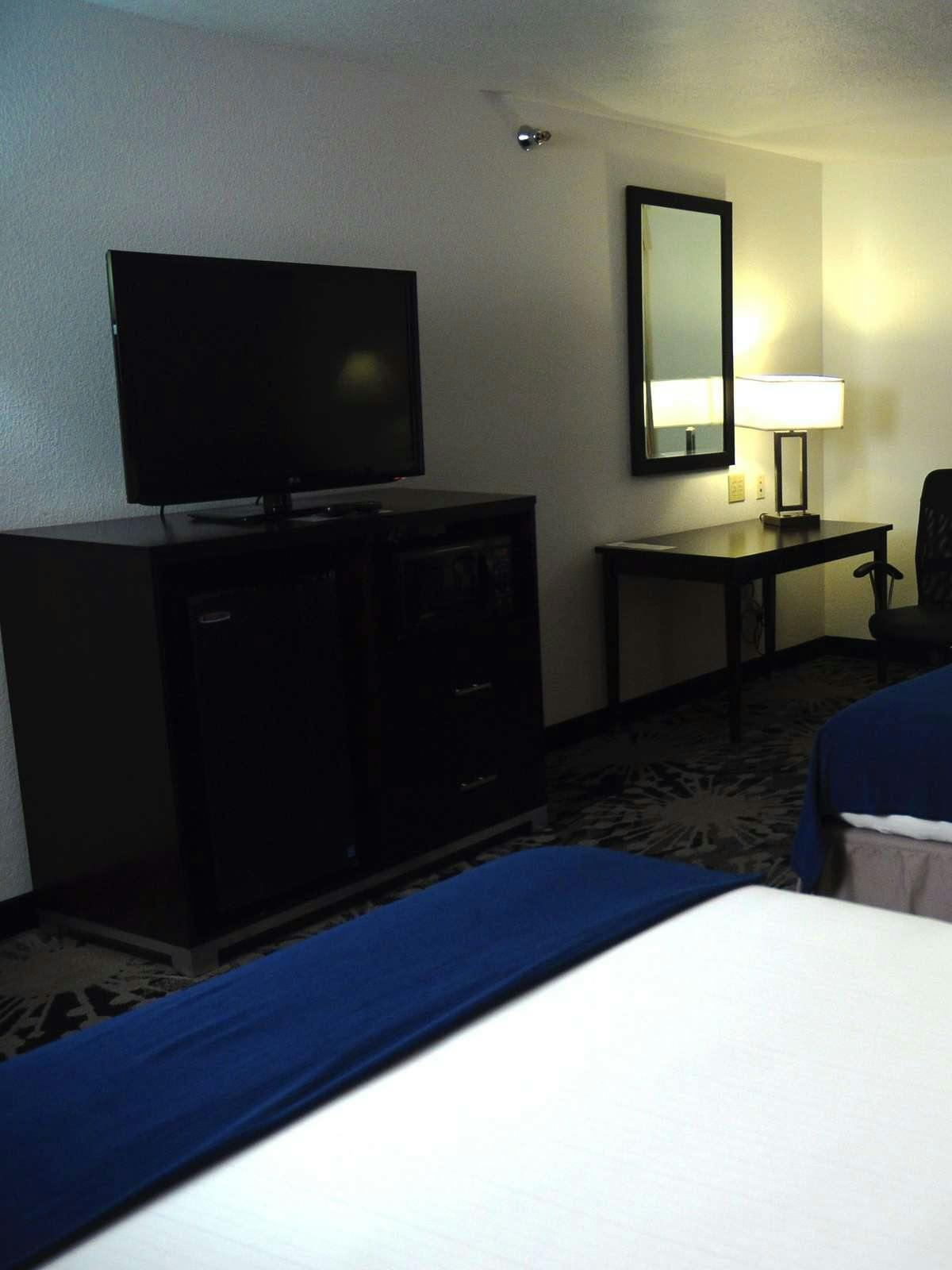 Hotel Holiday Inn Express Hotel & Suites Greenfield photo 2