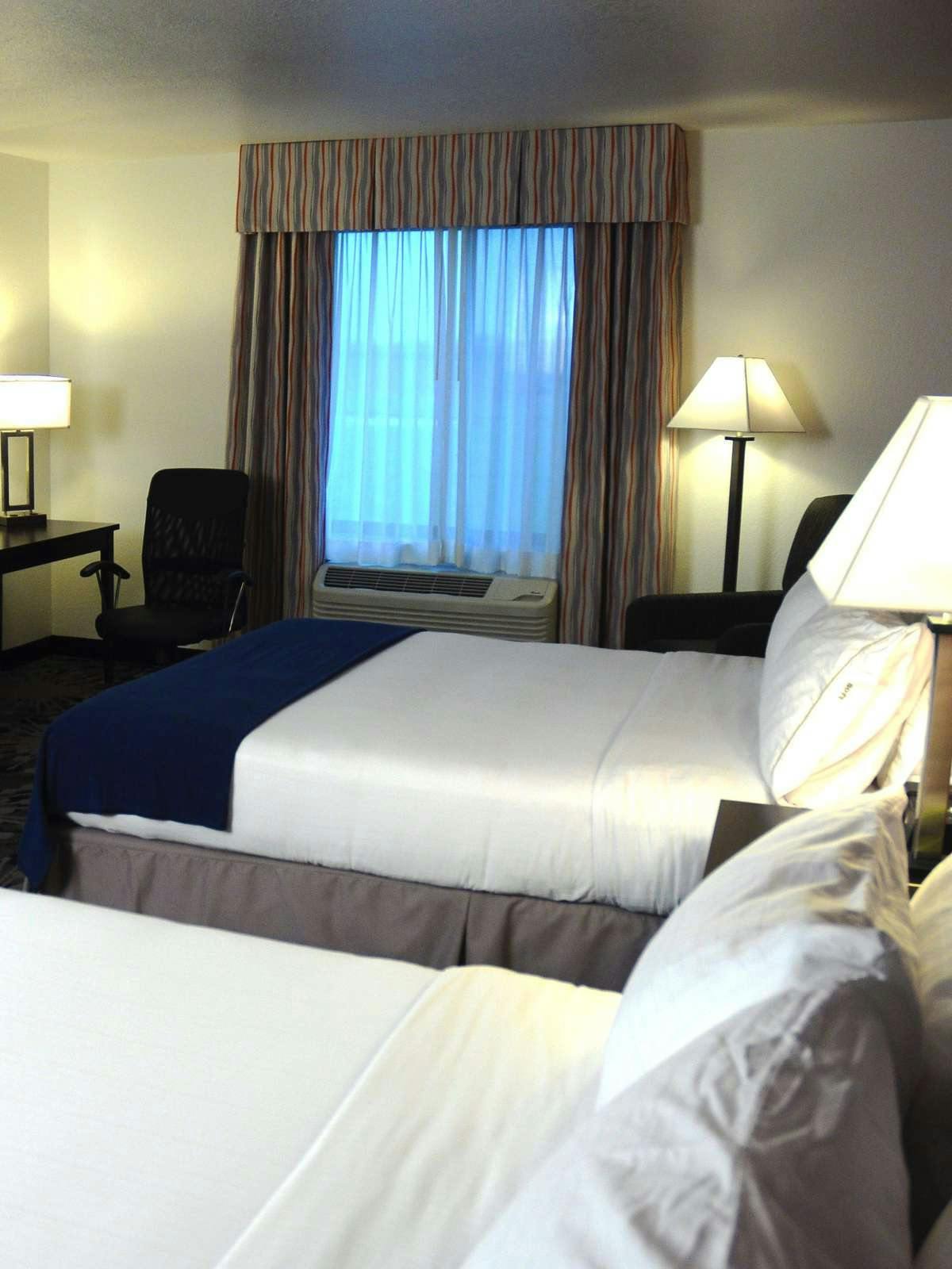 Hotel Holiday Inn Express Hotel & Suites Greenfield photo 1