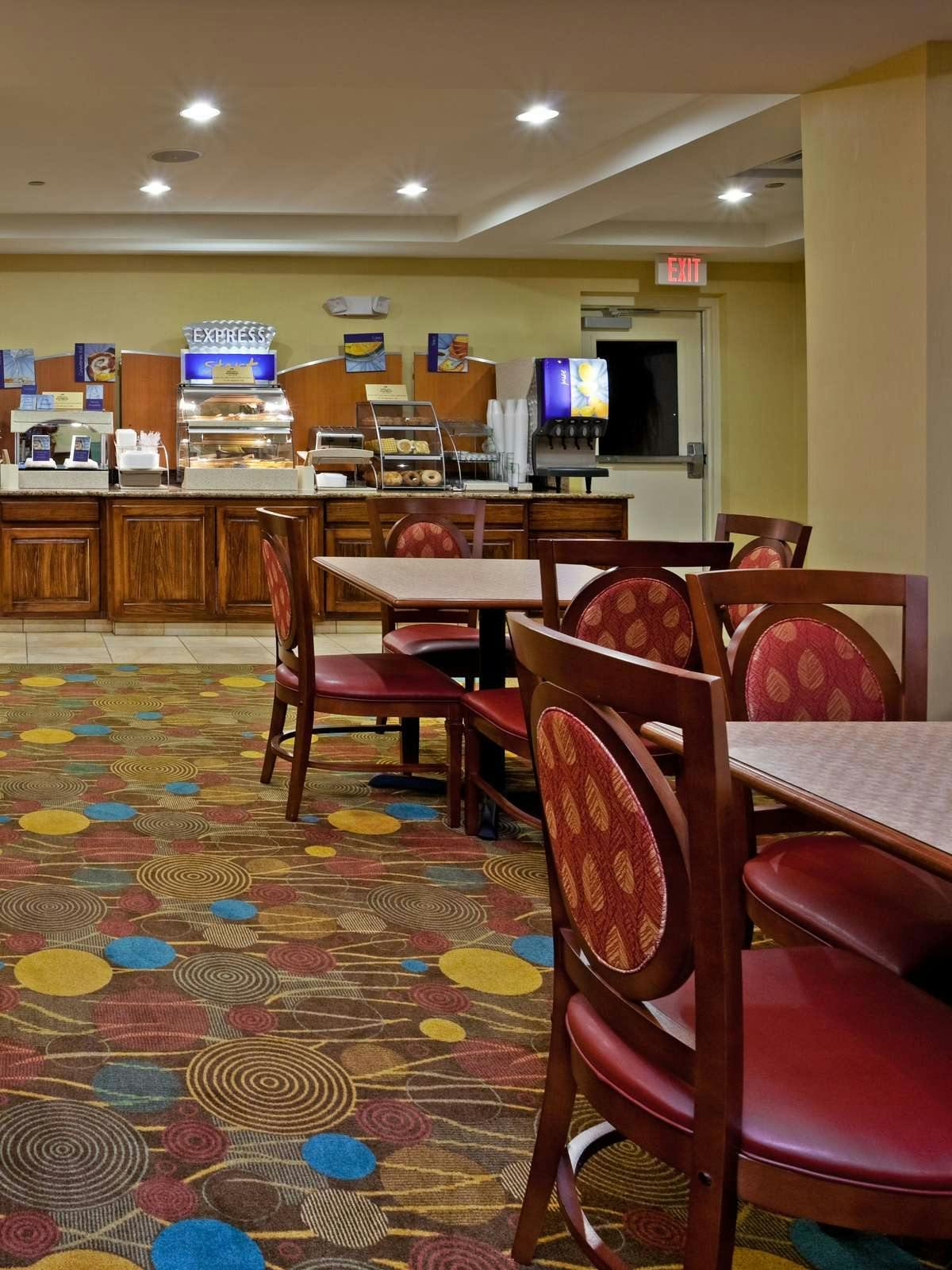 Hotel Holiday Inn Express Hotel & Suites Greensboro photo 4