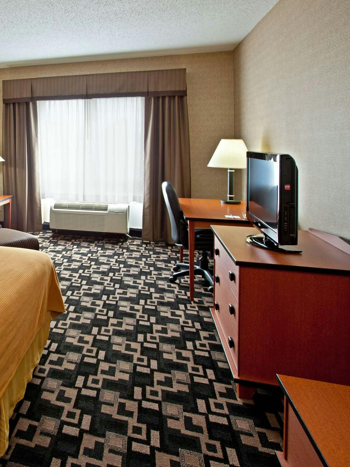 Hotel Holiday Inn Express Hotel & Suites Greenwood photo 2