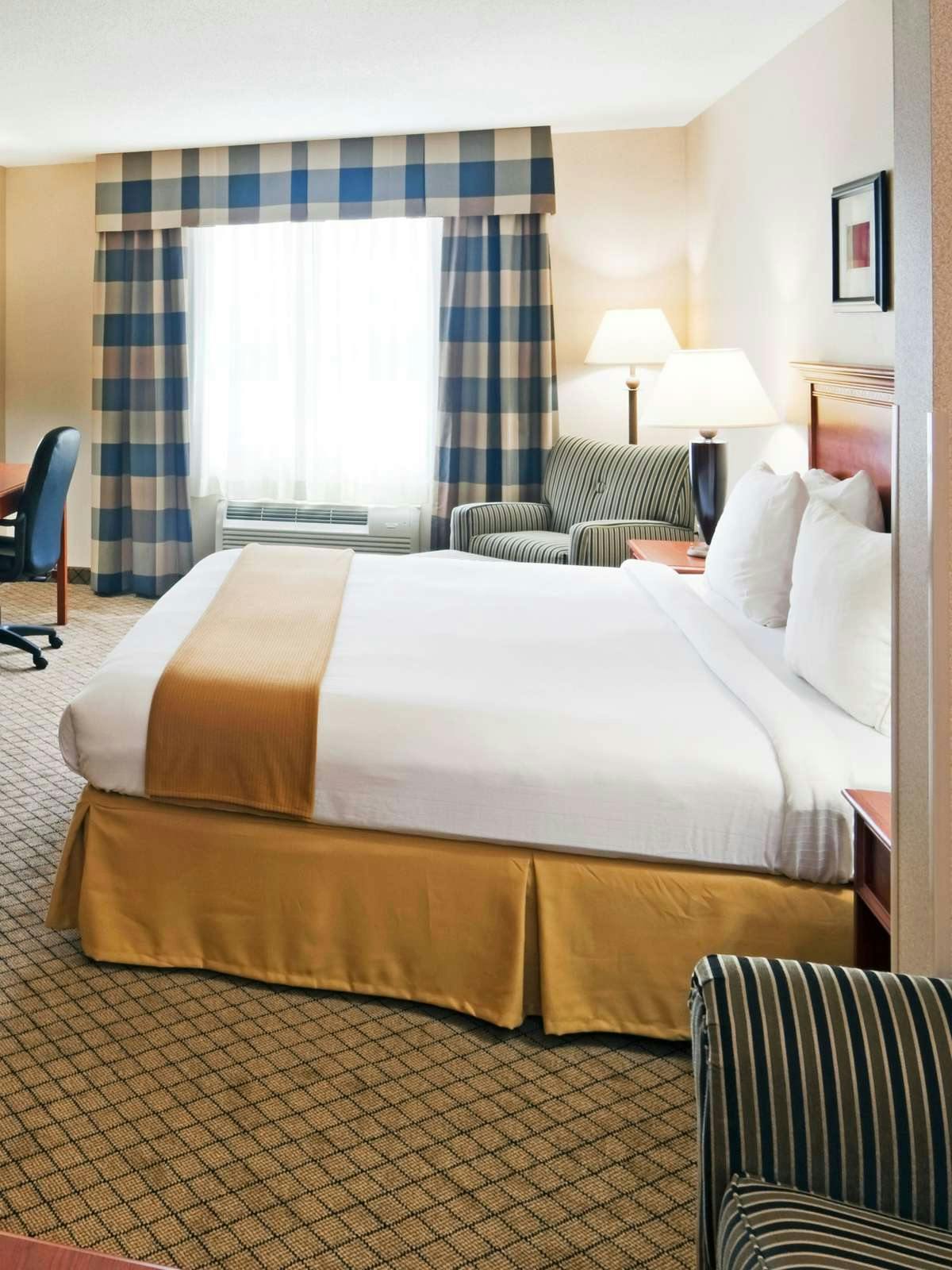 Hotel Holiday Inn Express Hotel & Suites Hampton South Seabrook photo 1