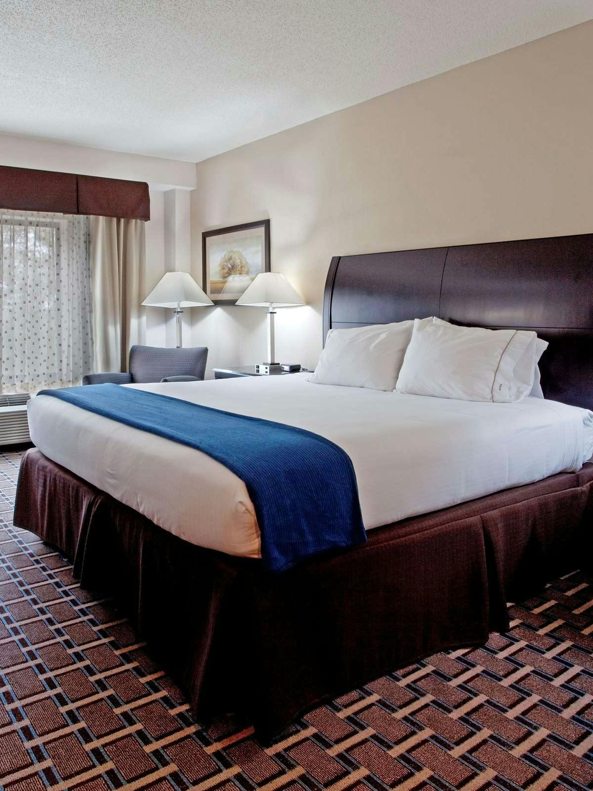 Hotel Holiday Inn Express Hotel & Suites Hope Mills - Airport photo 1