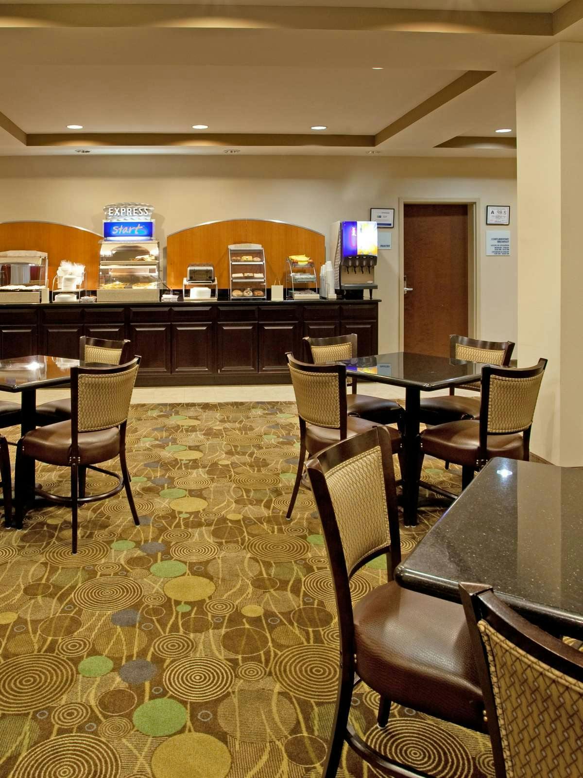 Hotel Holiday Inn Express Hotel & Suites Hope Mills - Airport photo 5