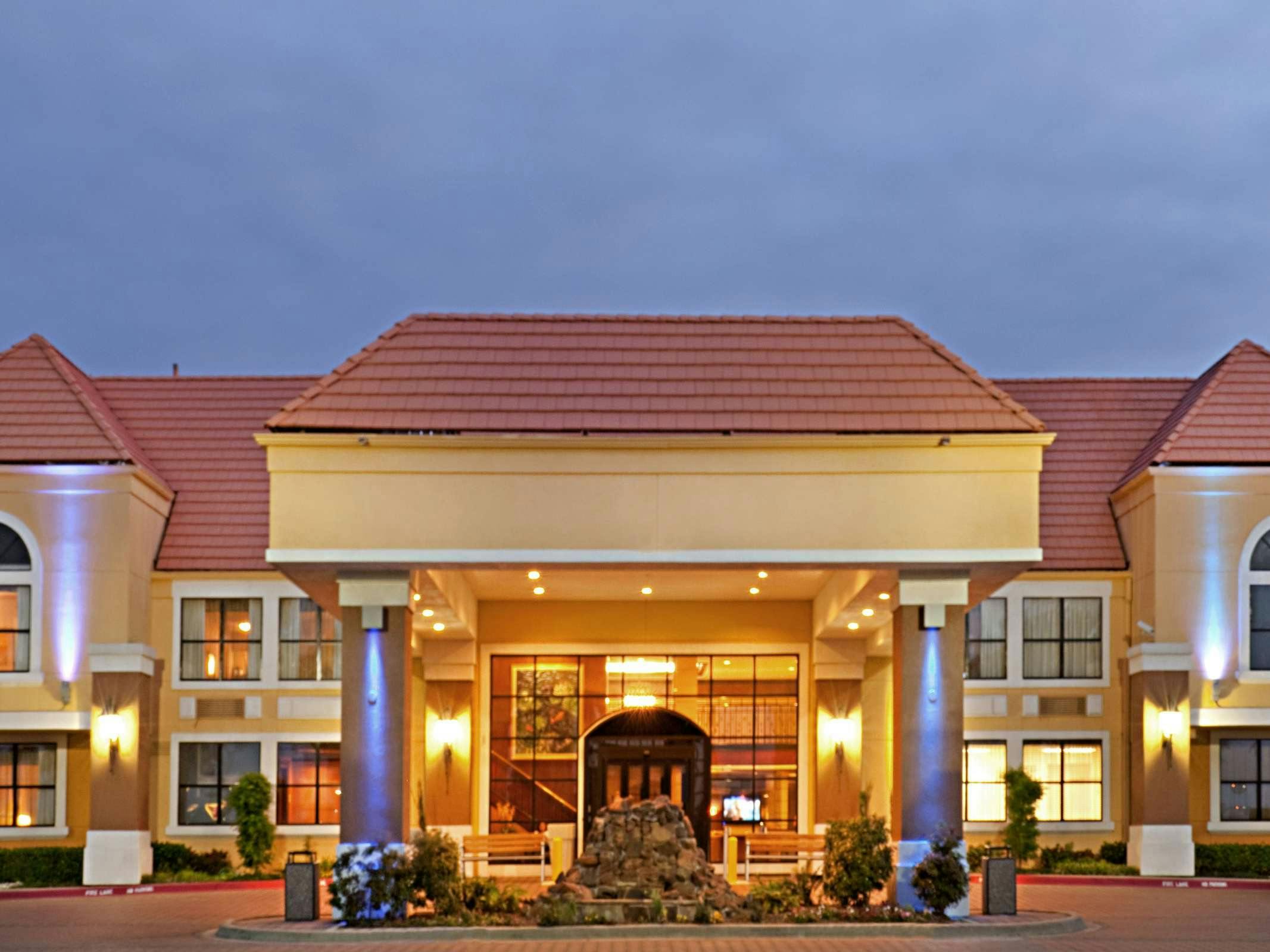 Holiday Inn Express Hotel & Suites Irving DFW Airport North