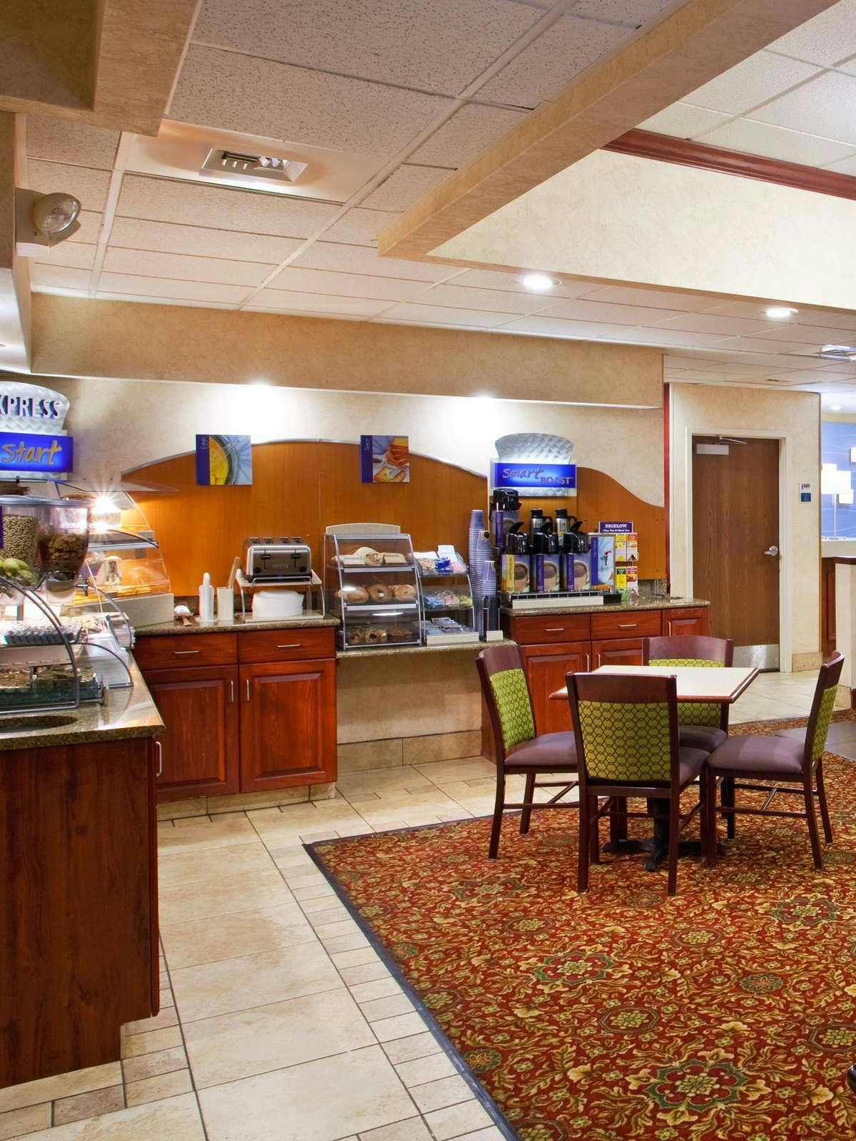 Hotel Holiday Inn Express Hotel & Suites Huber Heights photo 4