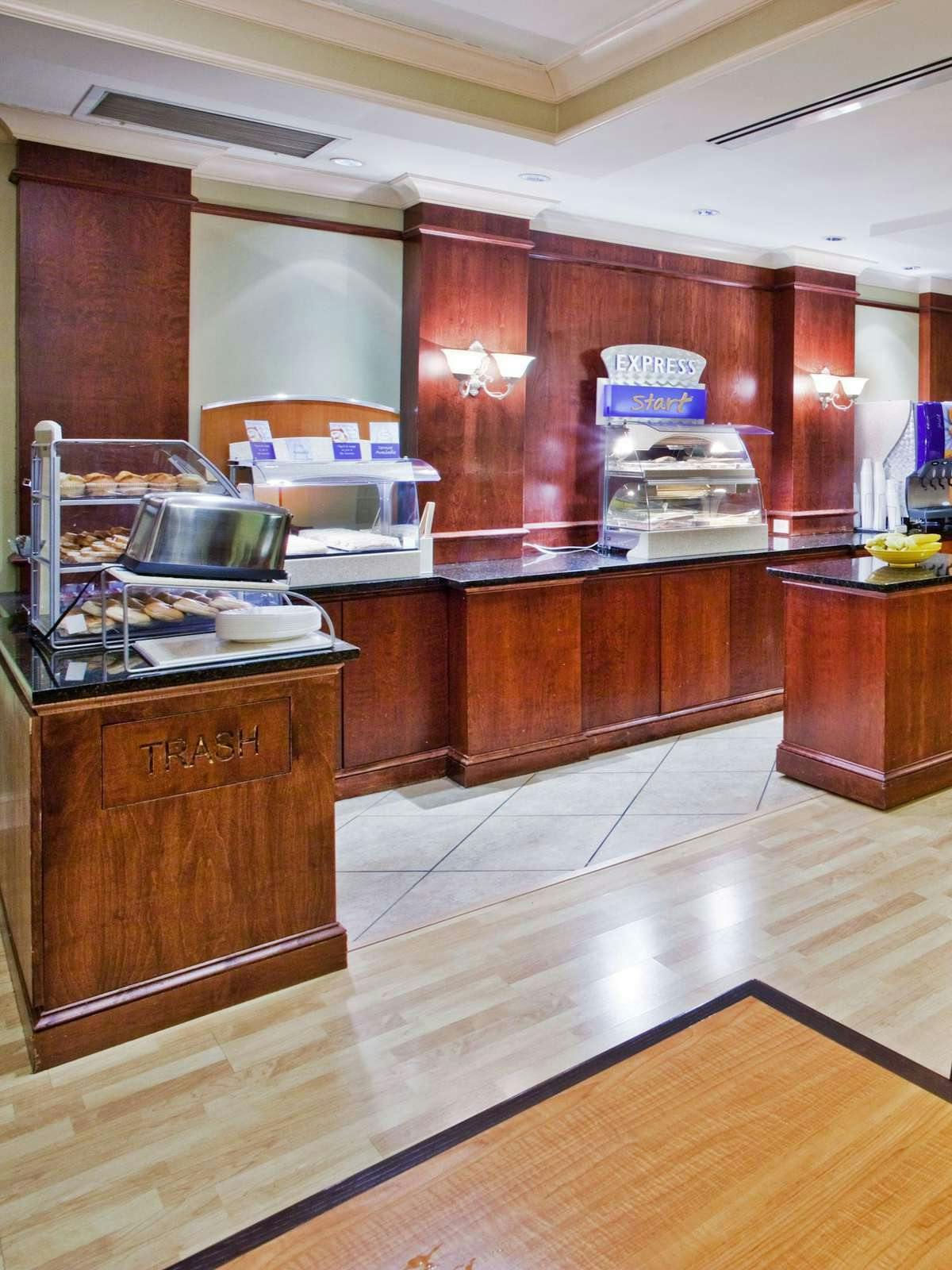 Hotel Holiday Inn Express Hotel & Suites I 85 photo 5