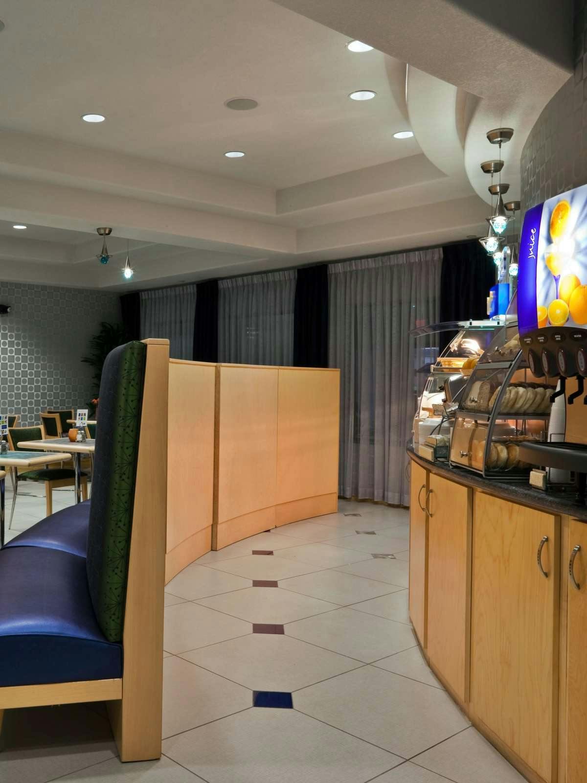 Hotel Holiday Inn Express Hotel & Suites Hutto photo 5