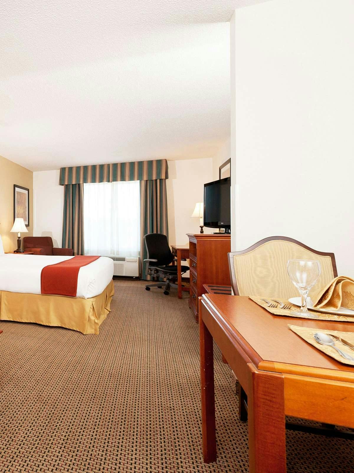 Hotel Holiday Inn Express Hotel & Suites I 26 @Harbison Blvd photo 2