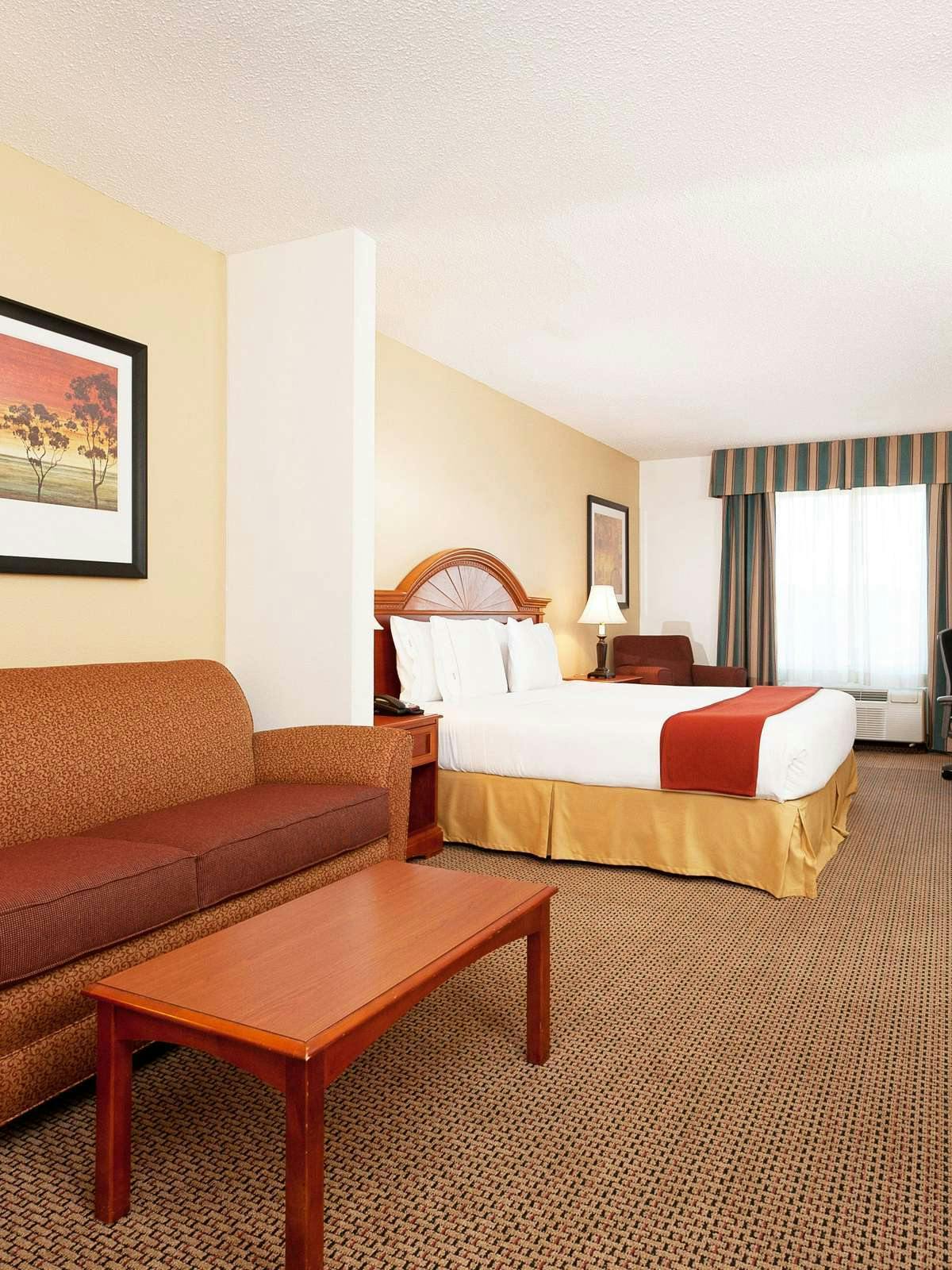 Hotel Holiday Inn Express Hotel & Suites I 26 @Harbison Blvd photo 1