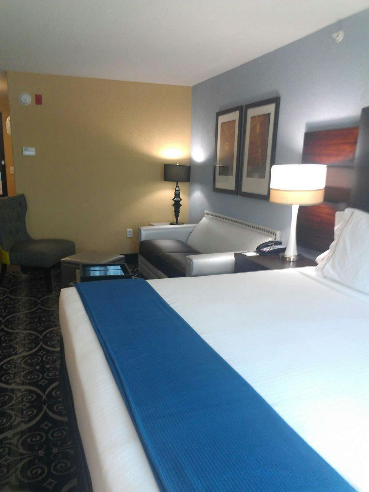 Hotel Holiday Inn Express Hotel & Suites Kansas City Airport photo 1